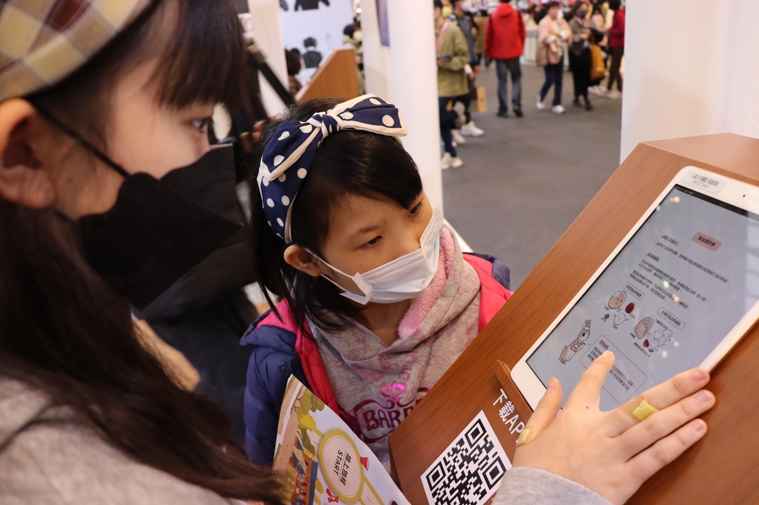 漫畫《Have I Found You？》目前在台北國際書展的台灣漫畫原生網站「CCC數位平台」參展中，吸引不少家庭親子駐足觀賞。