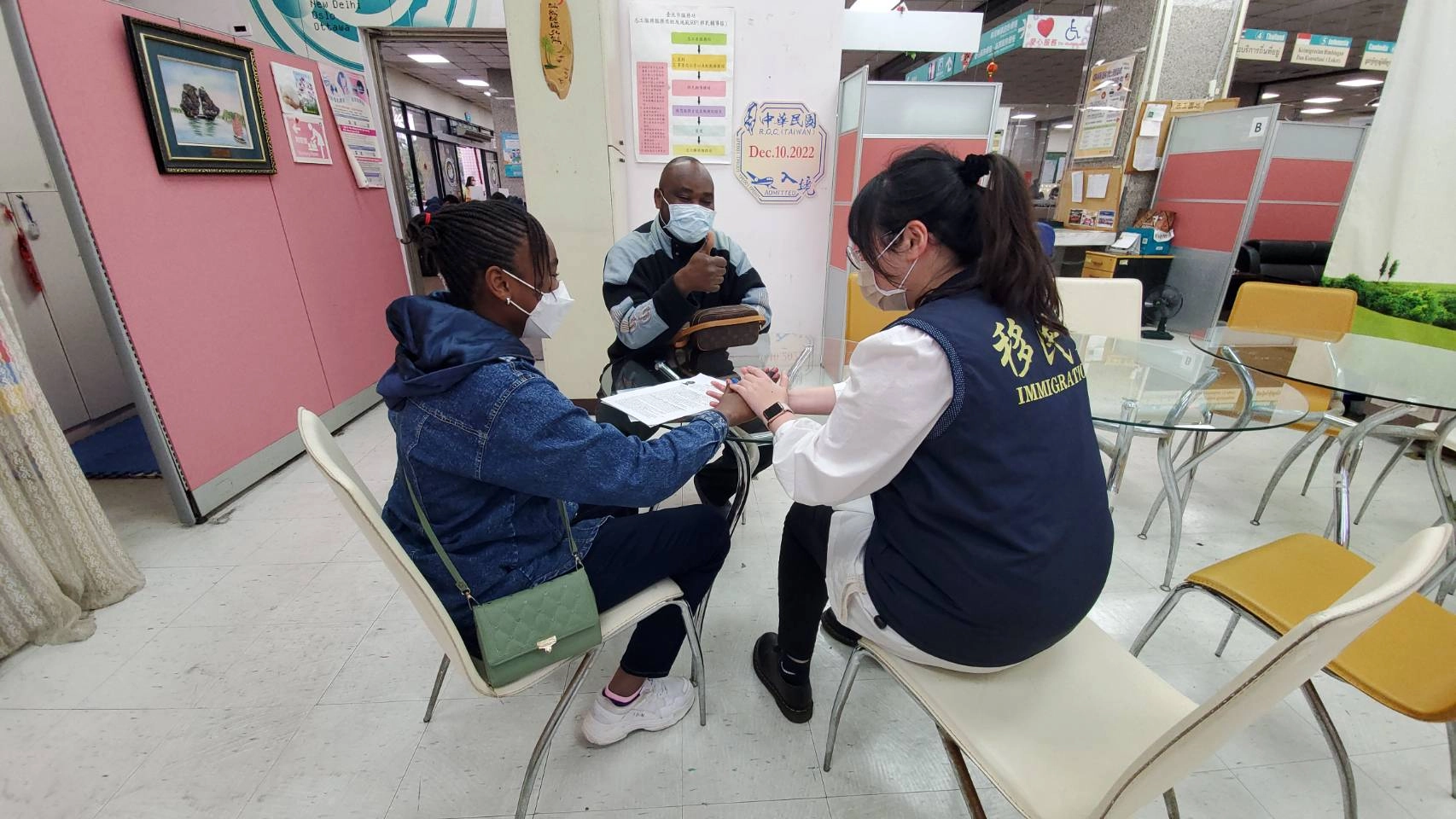 移民署實施「擴大自行到案專案」，讓查德籍父親及小女生都鬆了一口氣，直呼太感謝臺灣了。
