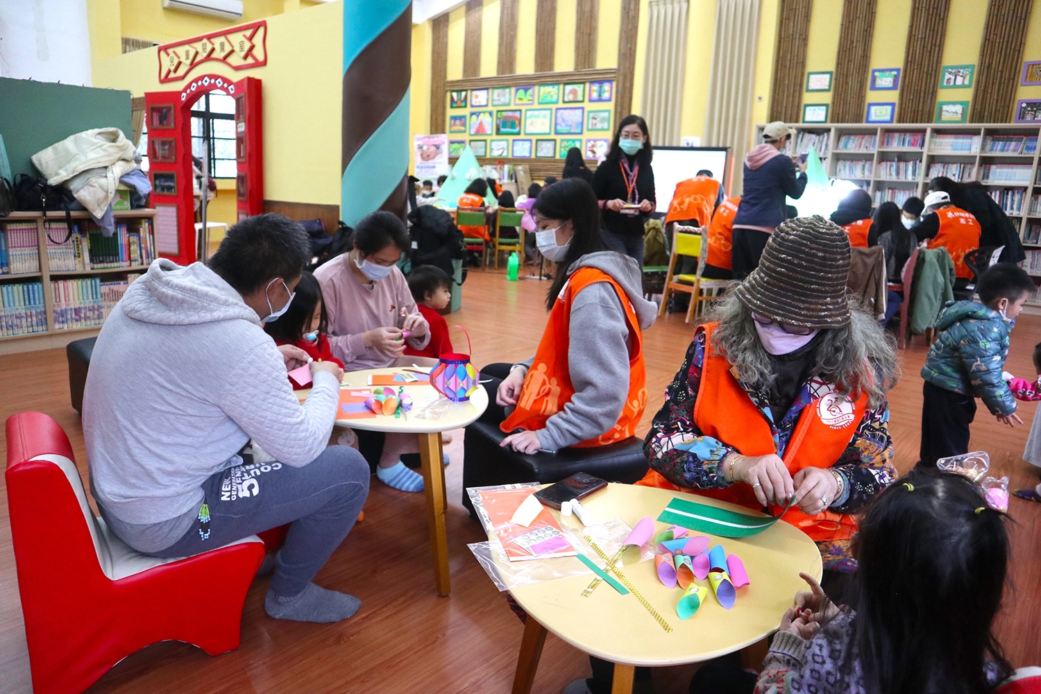 伊甸宜蘭親子館號召在地志工陪伴孩子體驗DIY元宵燈籠，讓孩子感受元宵歡樂氣氛。