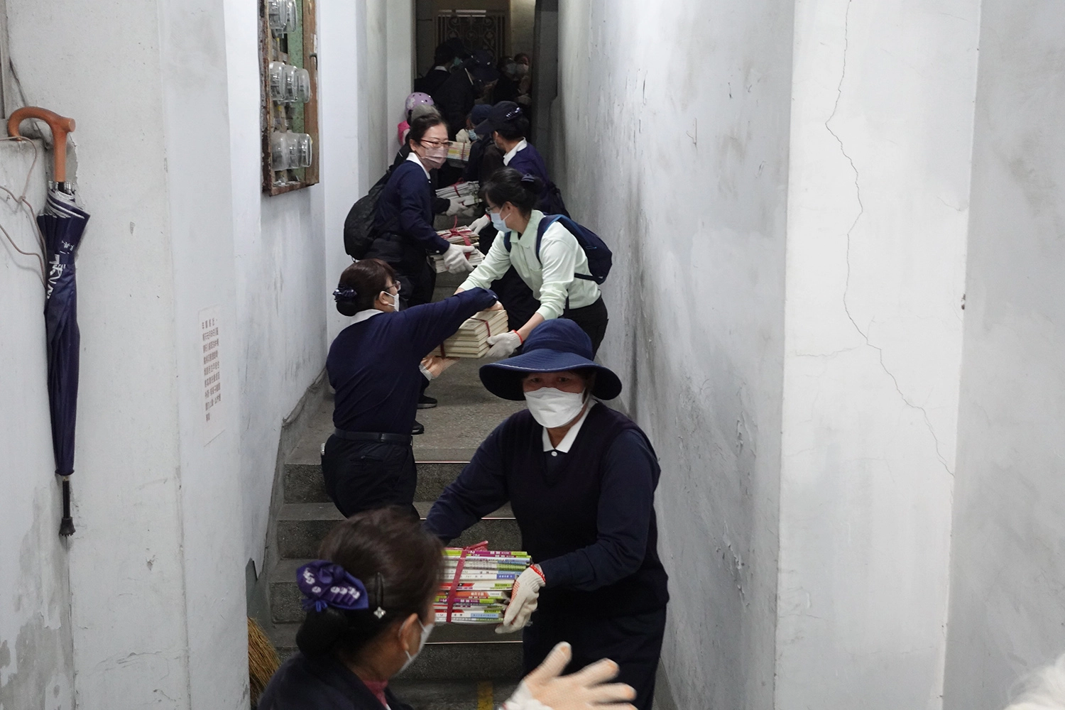 北屯區當地慈濟志工協助接力清運。