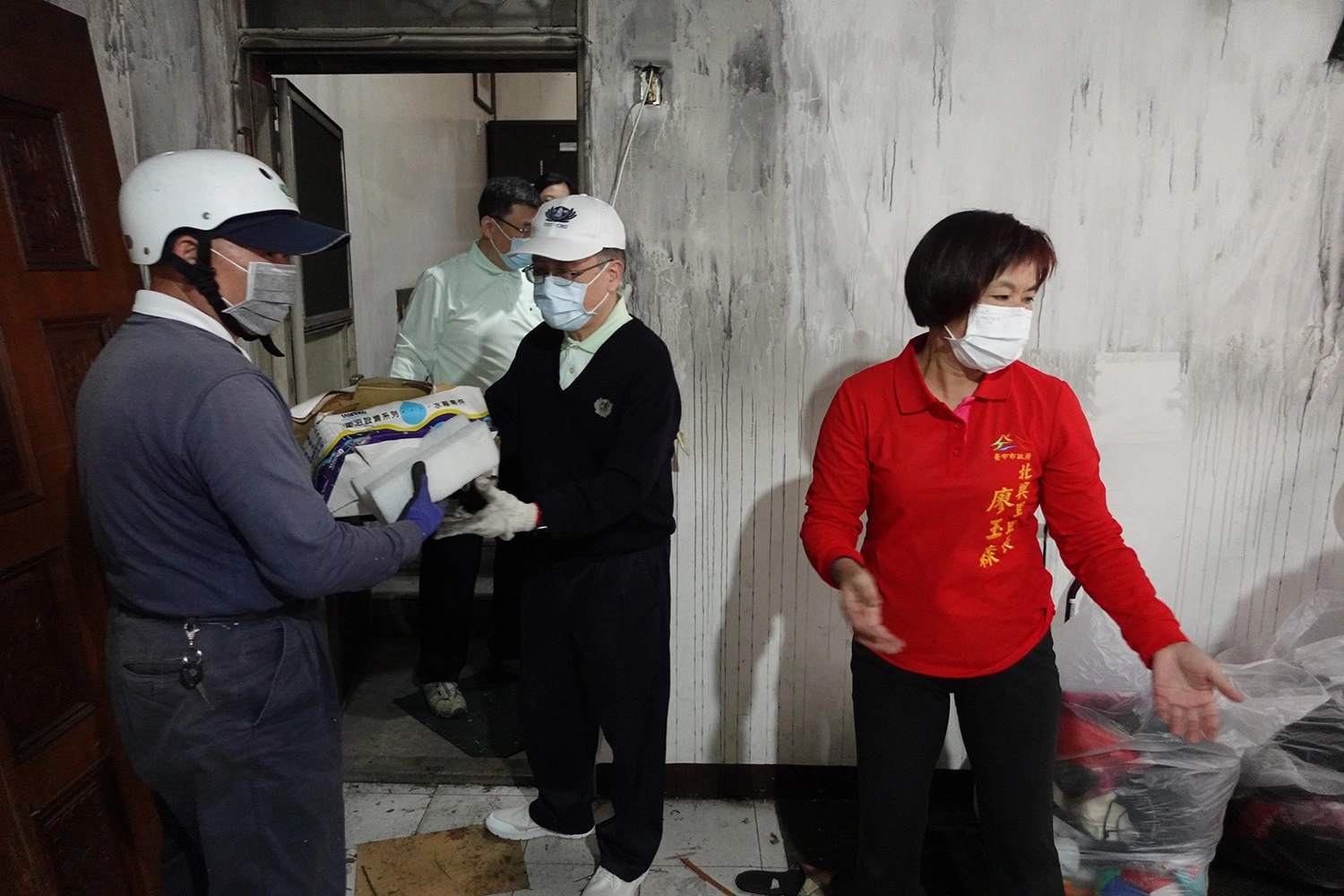 北興里里長廖玉森（右一）事前協助案家尋找資源，當日也協助清運工作。