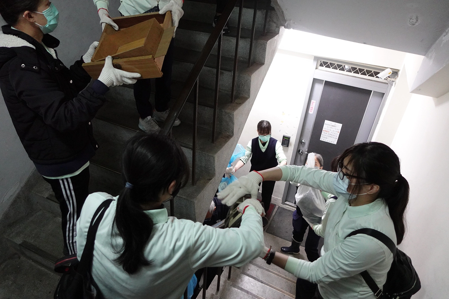 臺中慈濟醫院醫護響應救災，以接力運送方式將雜物往樓下傳。