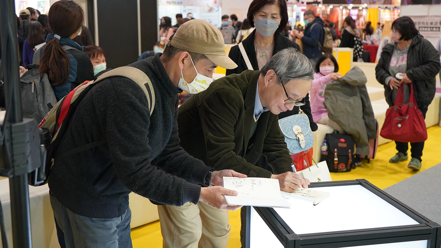 小野現場幫書迷簽書。