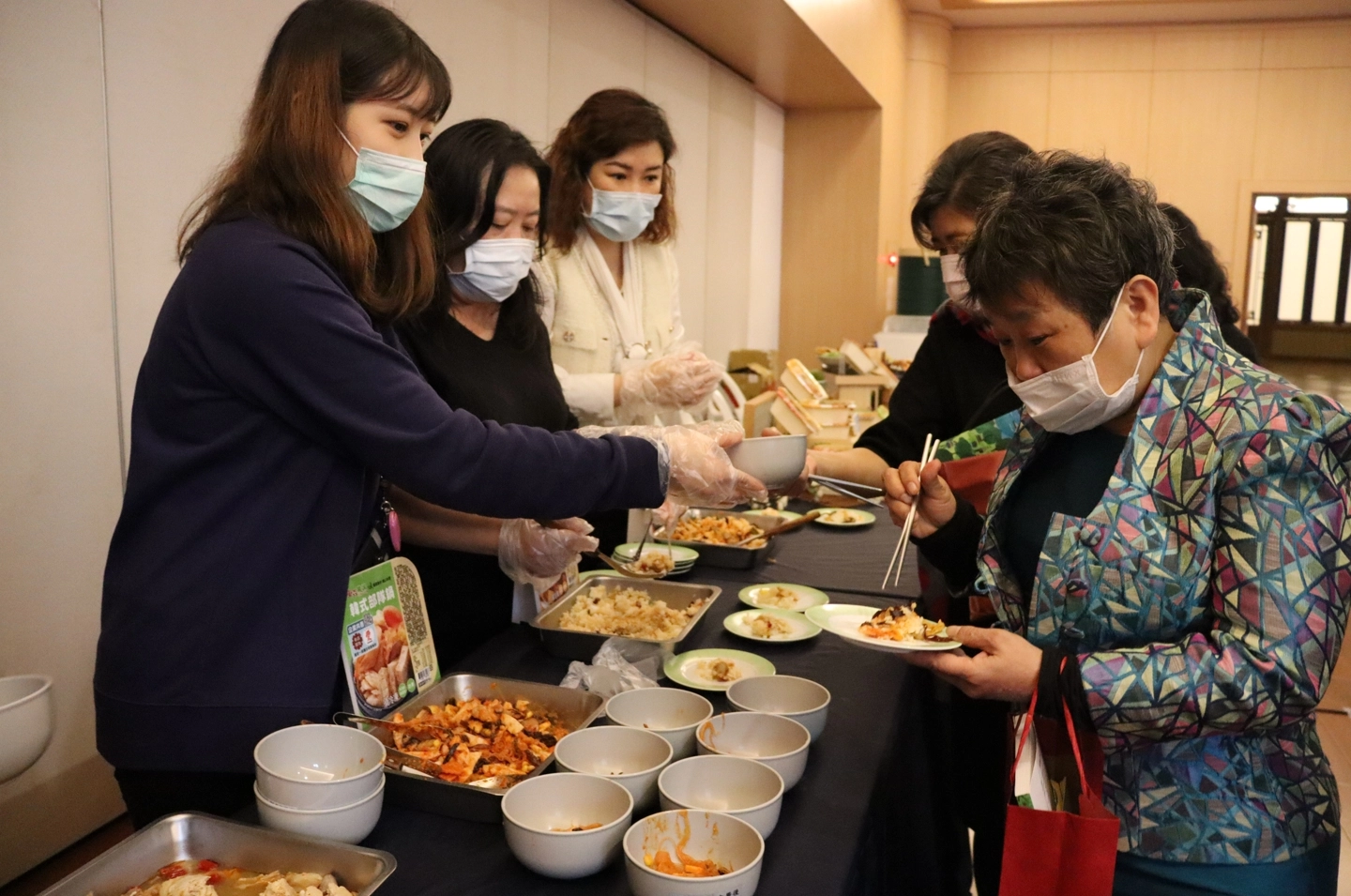 現場也讓大家搶鮮品嘗四種即將上市的蔬食餐點。