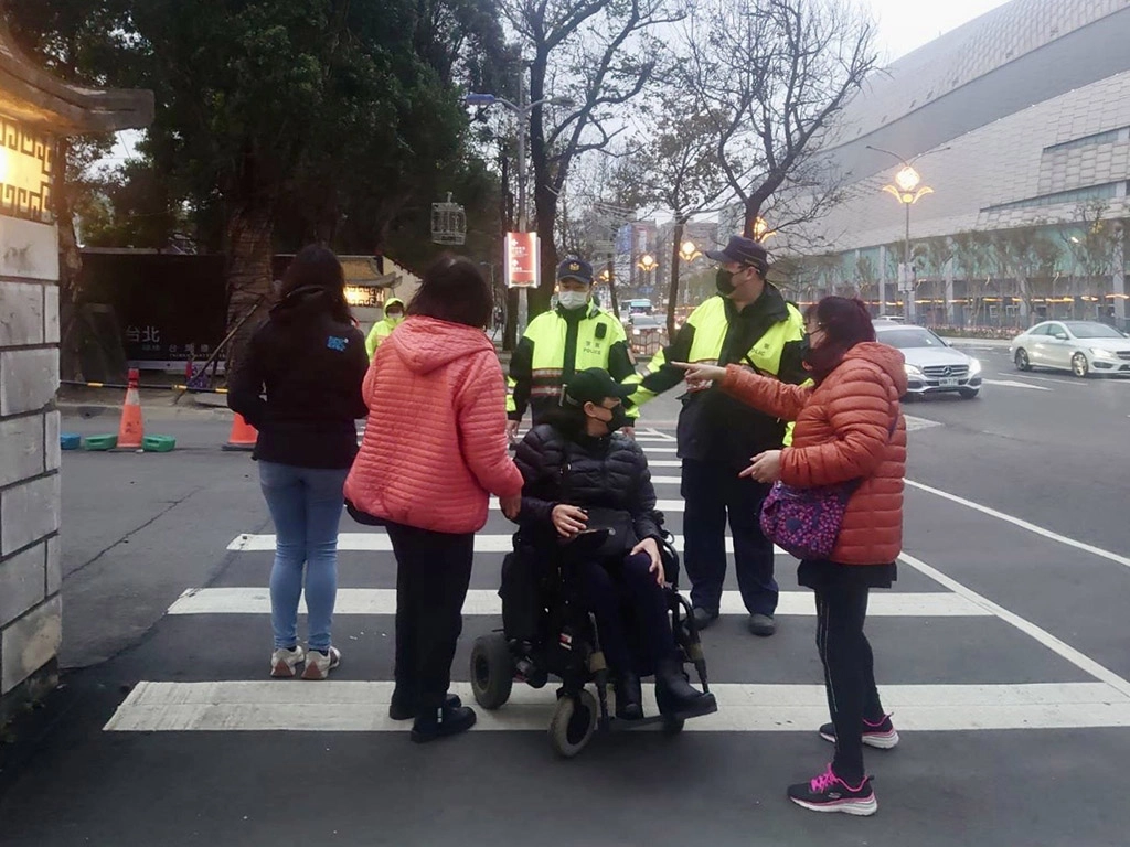 臺北市保安警察大隊佈署多層次、高密度、全方位的步巡警力，深入人群即時提供為民服務，守護老弱婦孺安全過馬路及問路等服務。