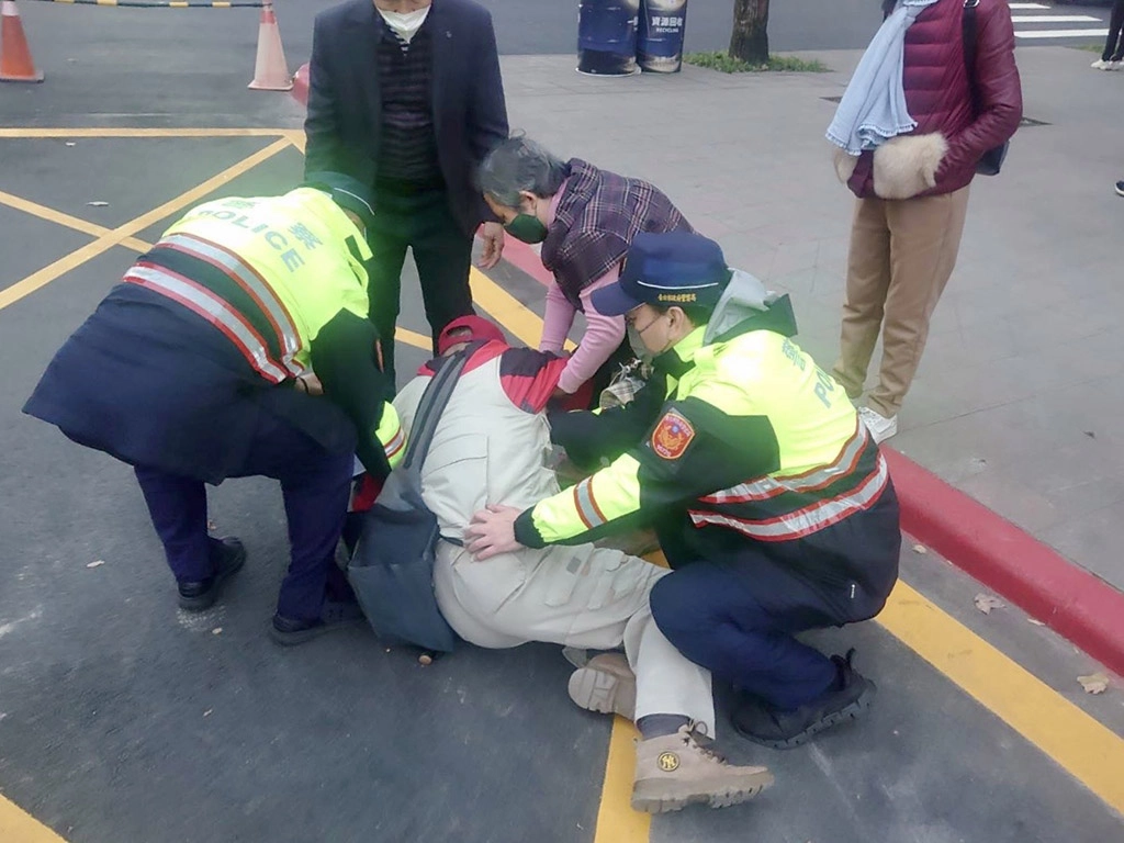 臺北市保安警察大隊佈署多層次、高密度、全方位的步巡警力，深入人群即時提供為民服務，發現民眾路倒立即上前攙扶關懷救護。