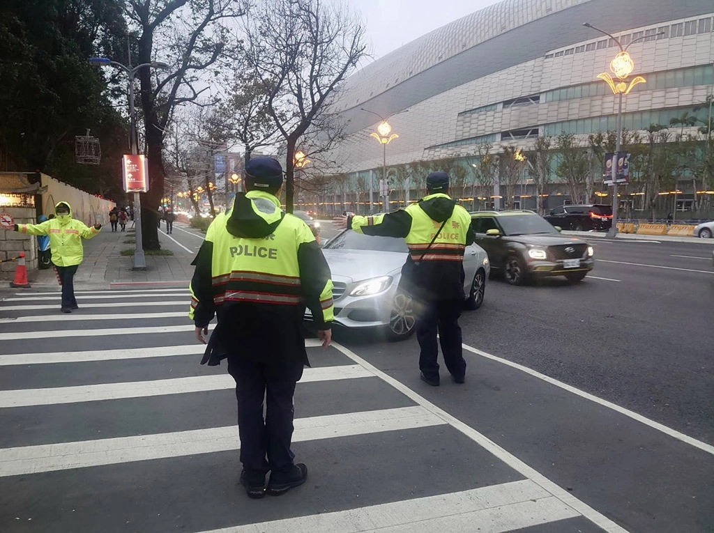 臺北市保安警察大隊佈署多層次、高密度、全方位的步巡警力，深入人群即時提供為民服務，執行交通疏導等安全維護工作。