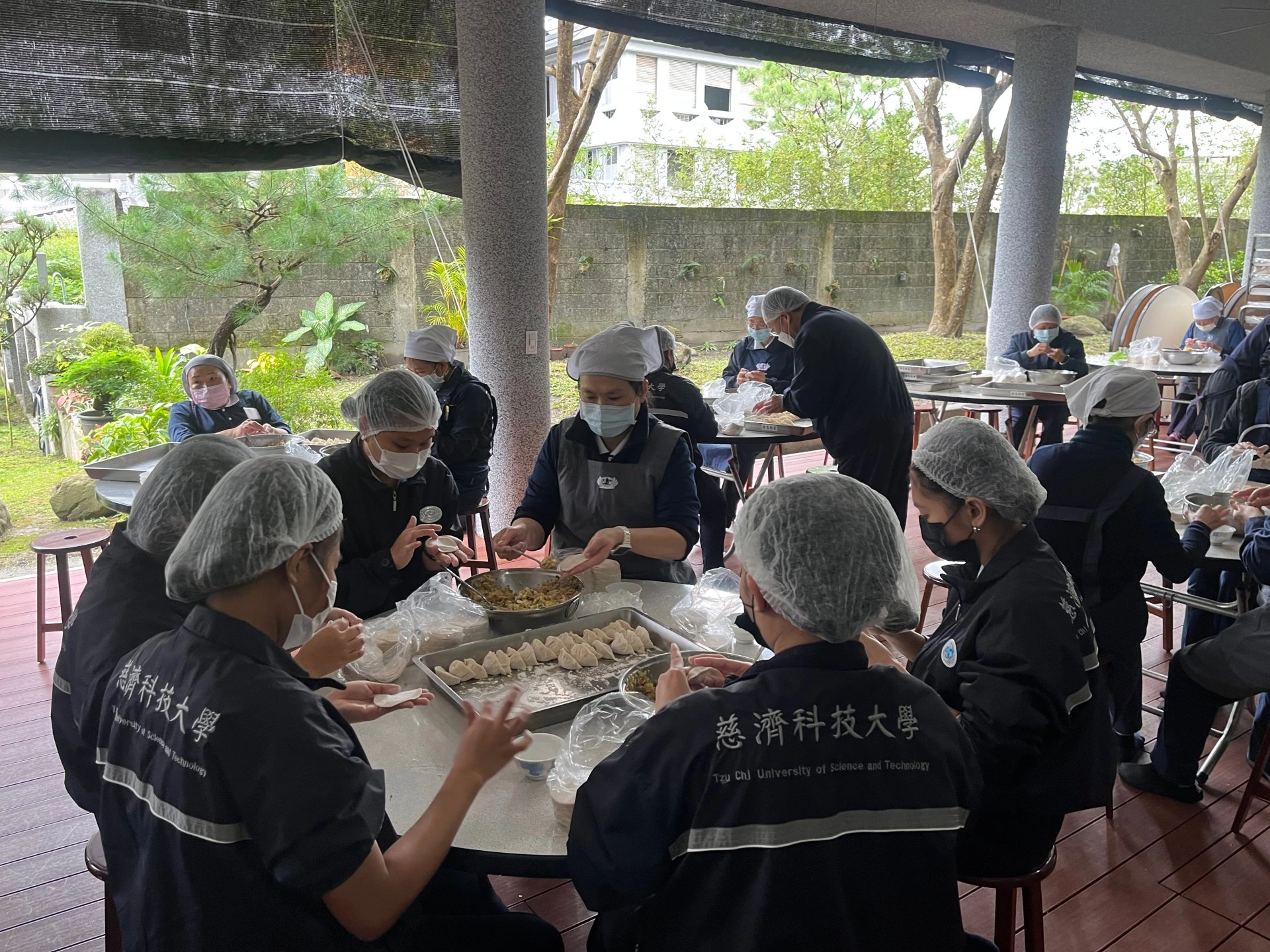 菲律賓籍學生初次嘗試台灣包水餃文化。