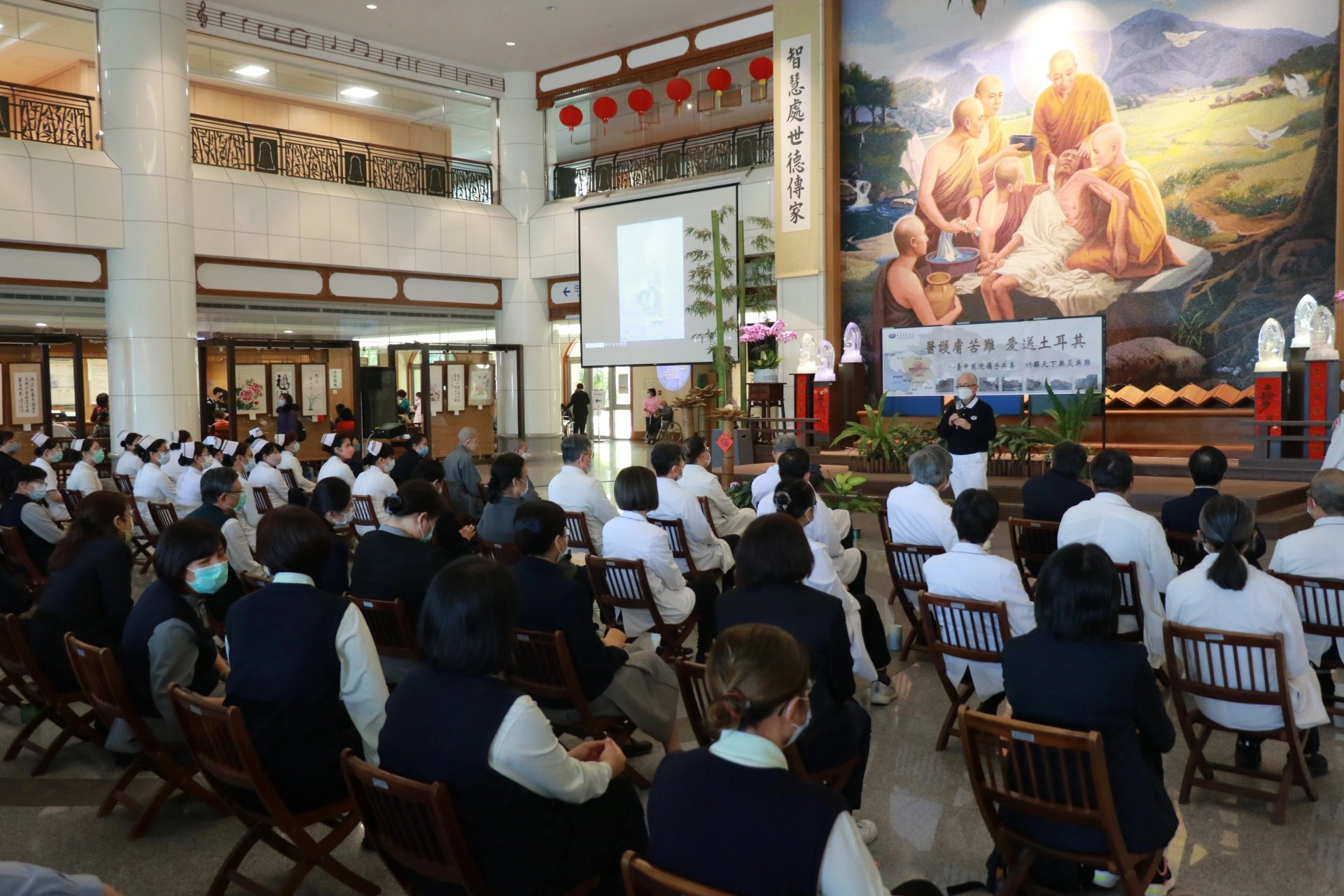 人文志業合心精進長姚仁祿因行程剛巧在臺中慈濟醫院，也參與募心募愛。