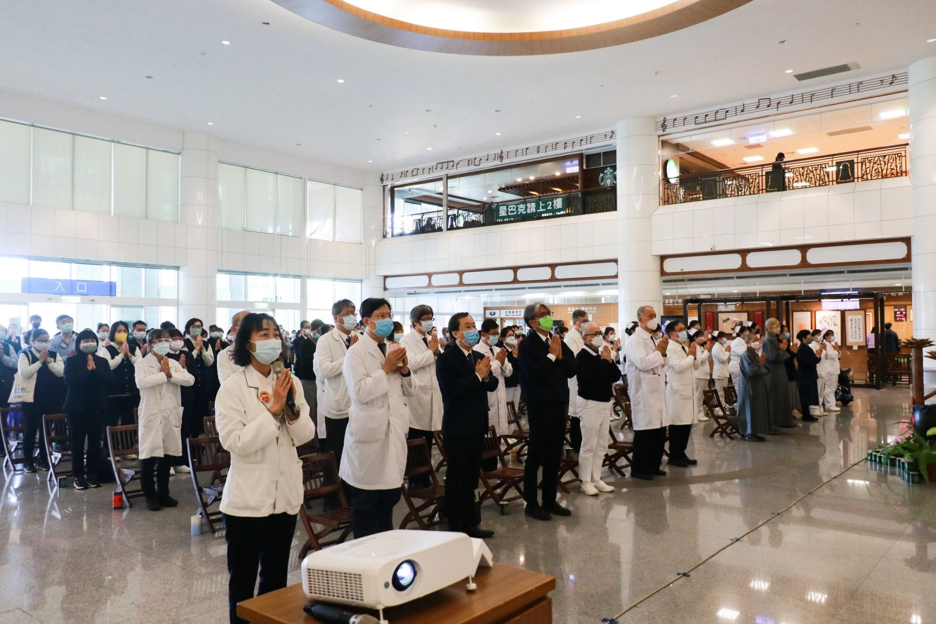 靜思精舍德如師父、德佩師父領眾為土耳其災民虔誠祈禱。