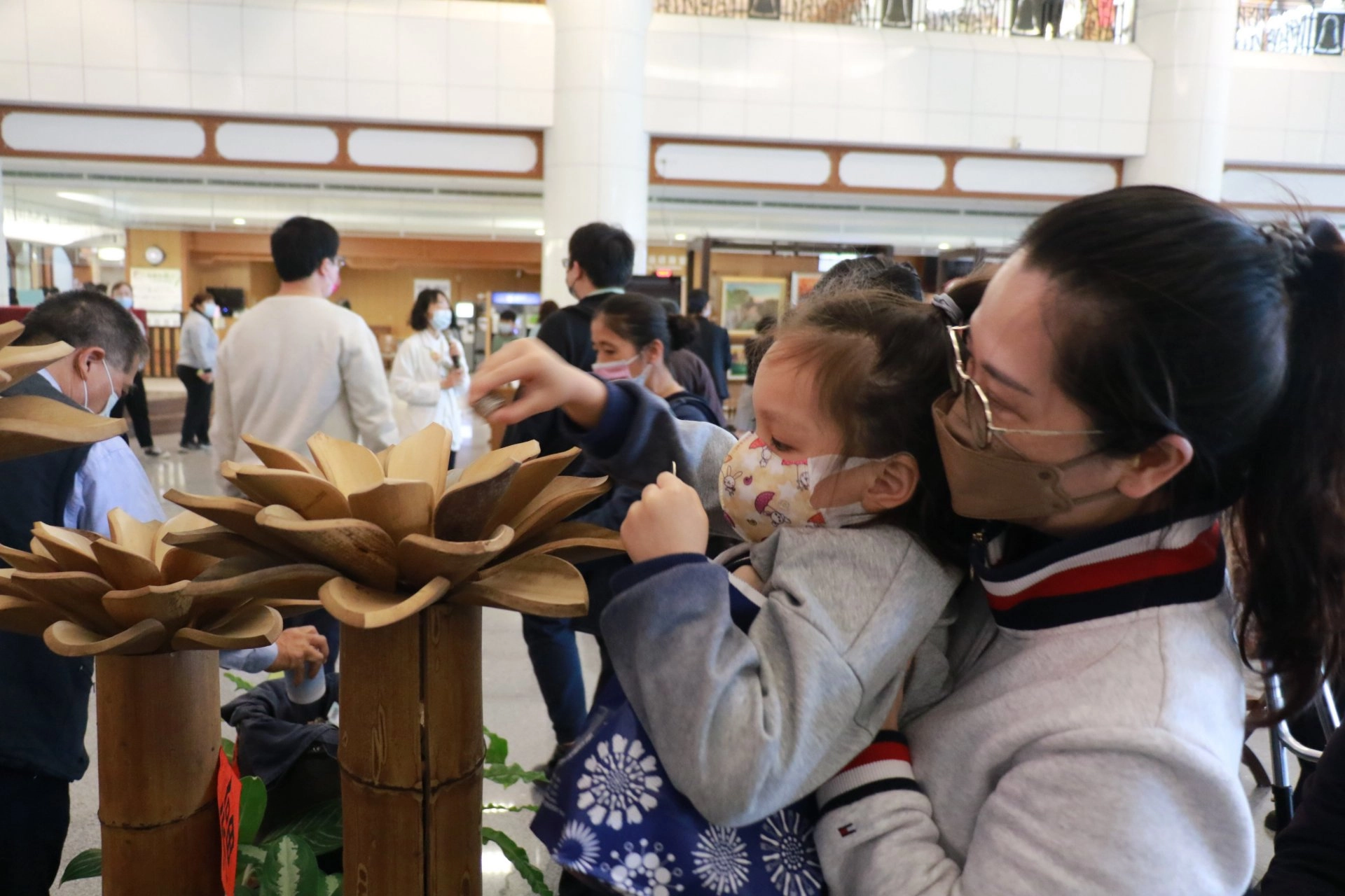 張女士夫妻攜孫女投下善款，教育孩子把握機會救人行善。
