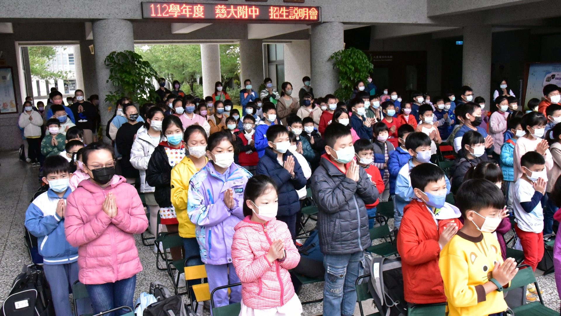 寒假期間小學部的營隊活動在川堂集合，把握學生齊聚時，帶動學生虔誠祈禱為土耳其祝福。