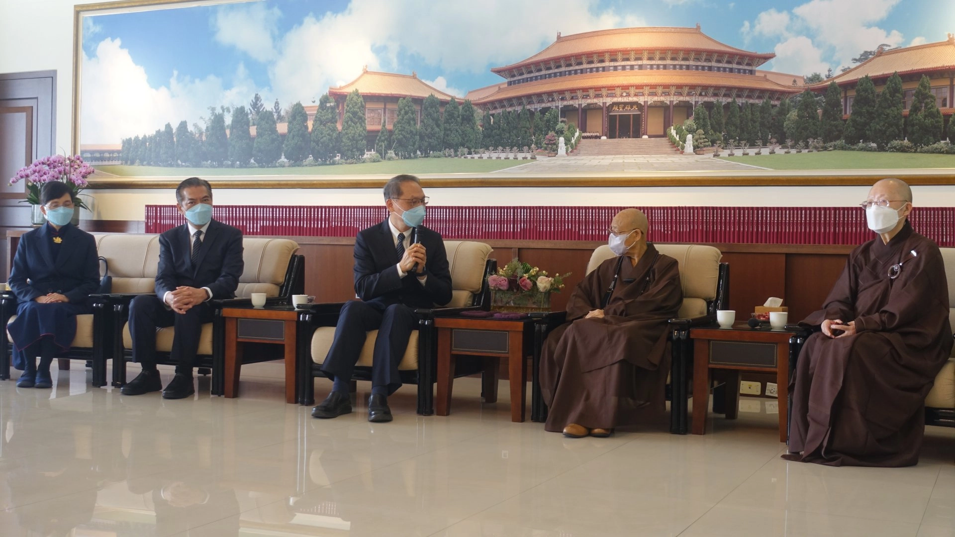 慈濟慈善事業基金會顏博文執行長(左三)向國際佛光會署理會長慈容法師(右二)表達對星雲大師的敬意。