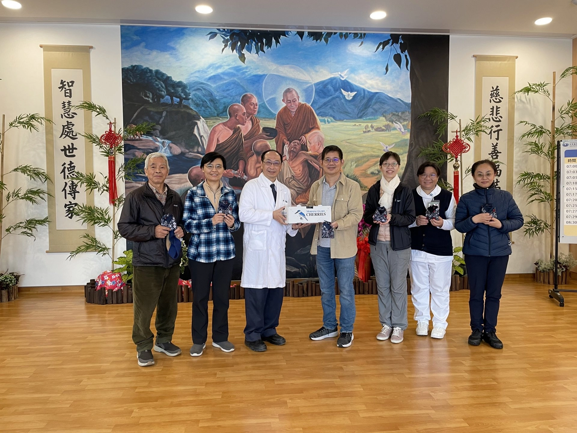 新加坡中醫醫師團隊參訪三義慈濟中醫醫院，因葉家舟院長（左三）分享為土耳其祈福活動，醫師們與帶訪師姊提前合捐10萬元，幫助災民重建家園。