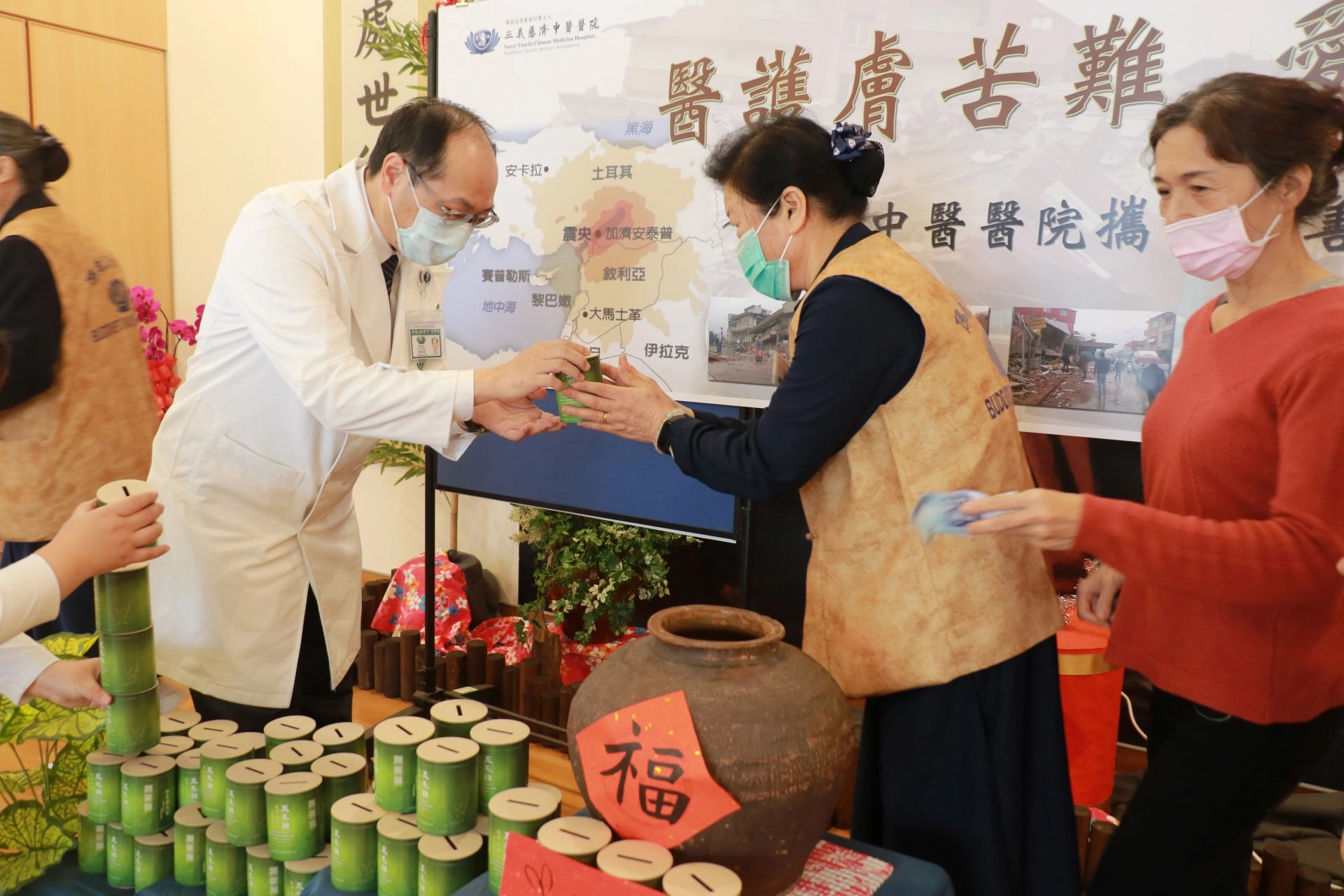 家舟院長（左一）期待為土耳其災民募心募愛之餘，招募更多志工進到慈濟，拉長情、擴大愛。