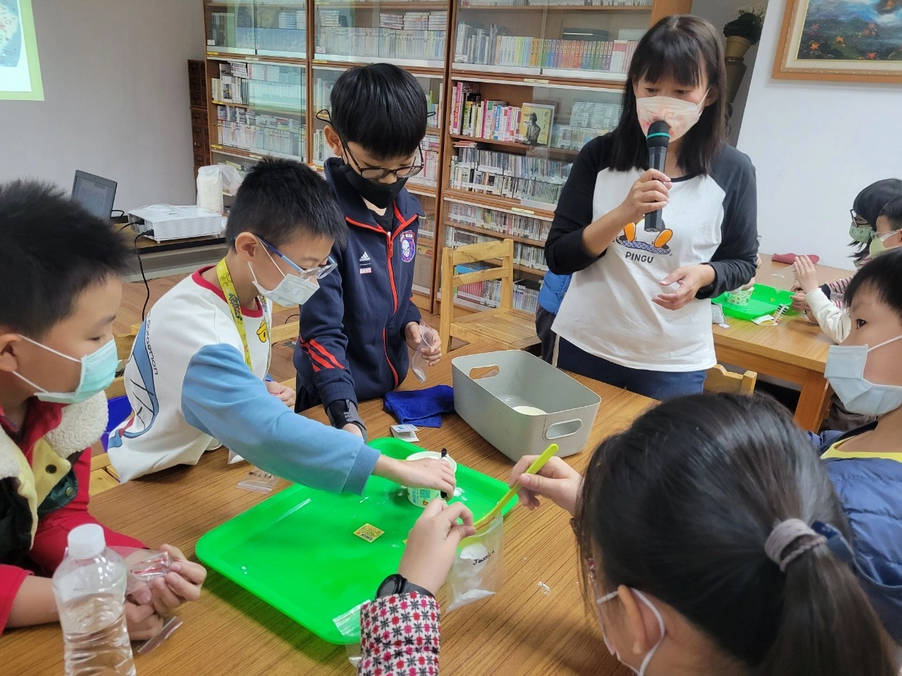 楊慧婷老師正在解說自製炸彈包小蘇打放的比例