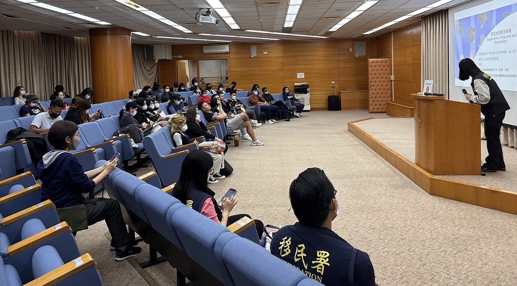 移民署花蓮縣服務站偕同專勤隊同仁前往東華大學向外籍生宣導