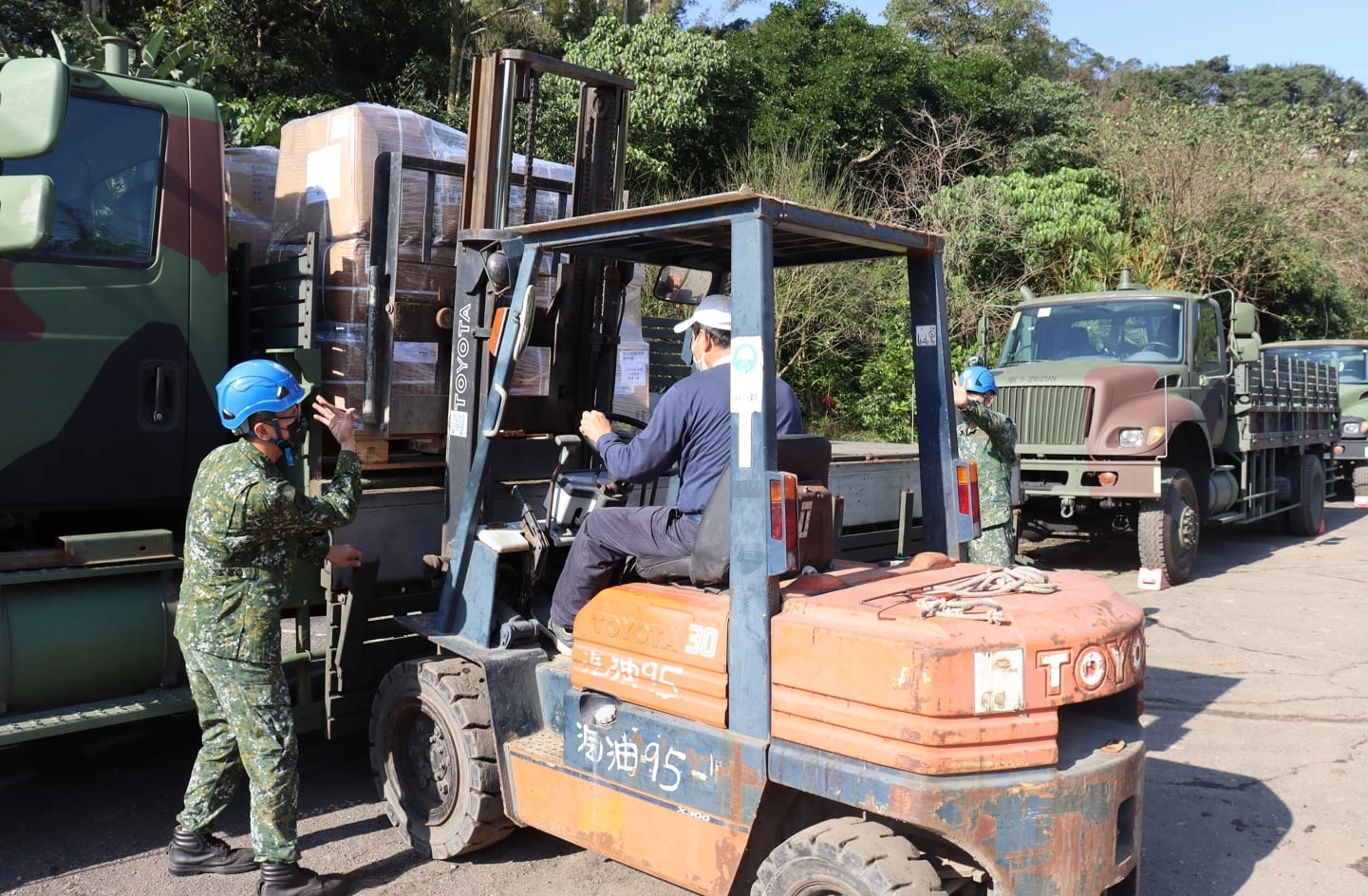 2月13日起國軍支援十輛卡車、三十位官兵弟兄，協助慈濟載運至桃園機場。