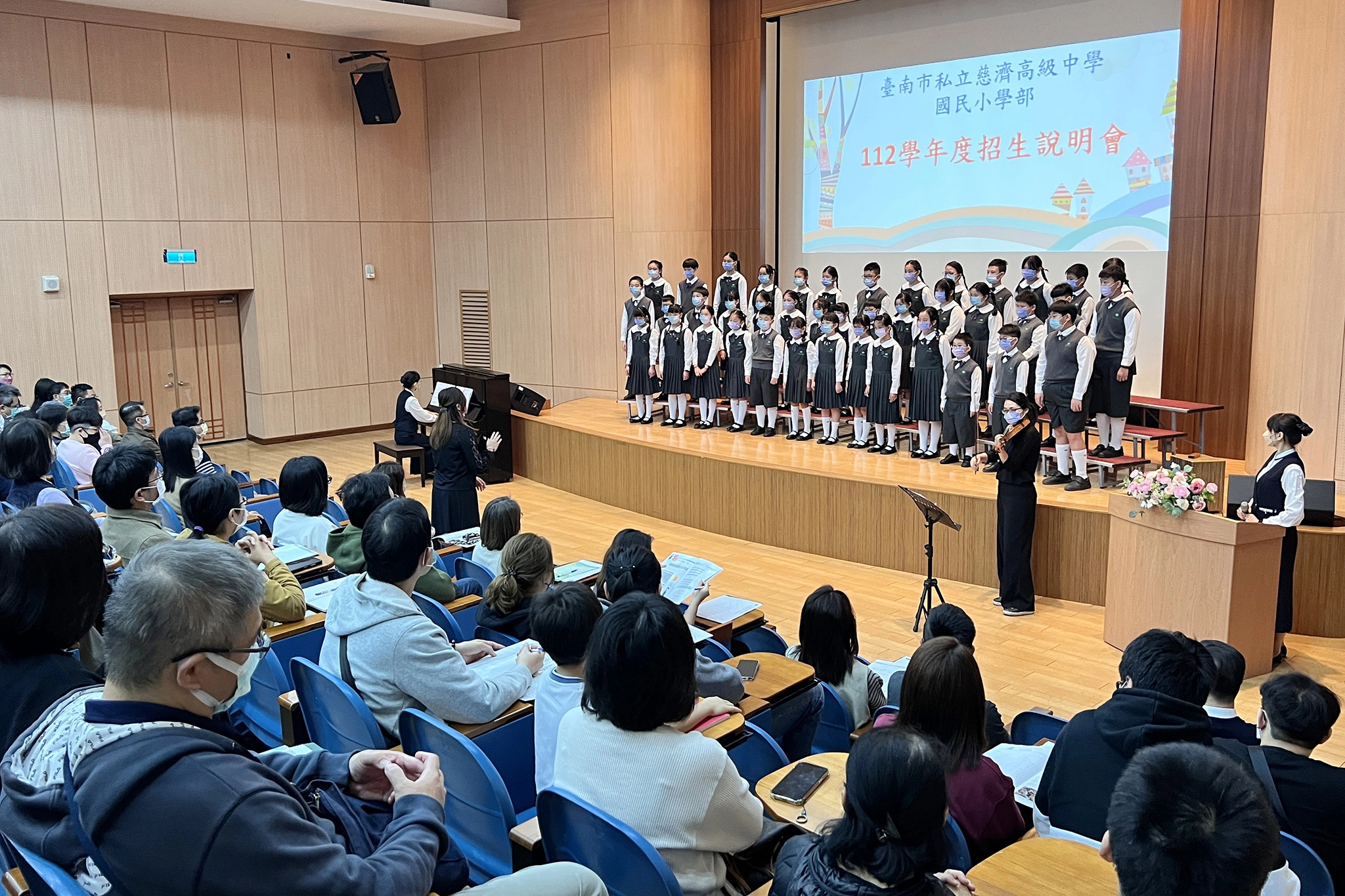 合唱團一首《望春風》拉開說明會序幕。