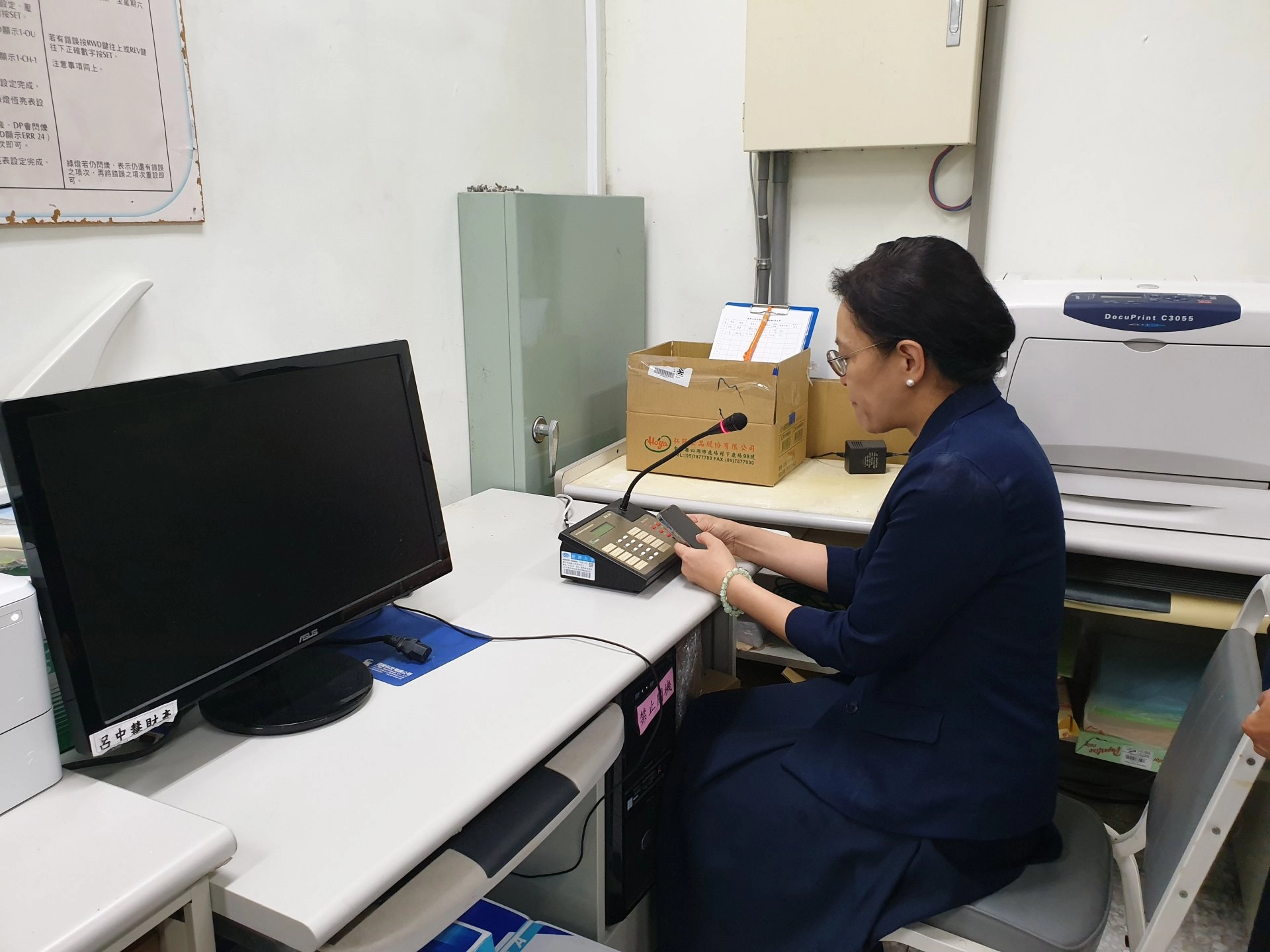 開學第一天劉怡均校長透過廣播，鼓勵師生一起募心募愛