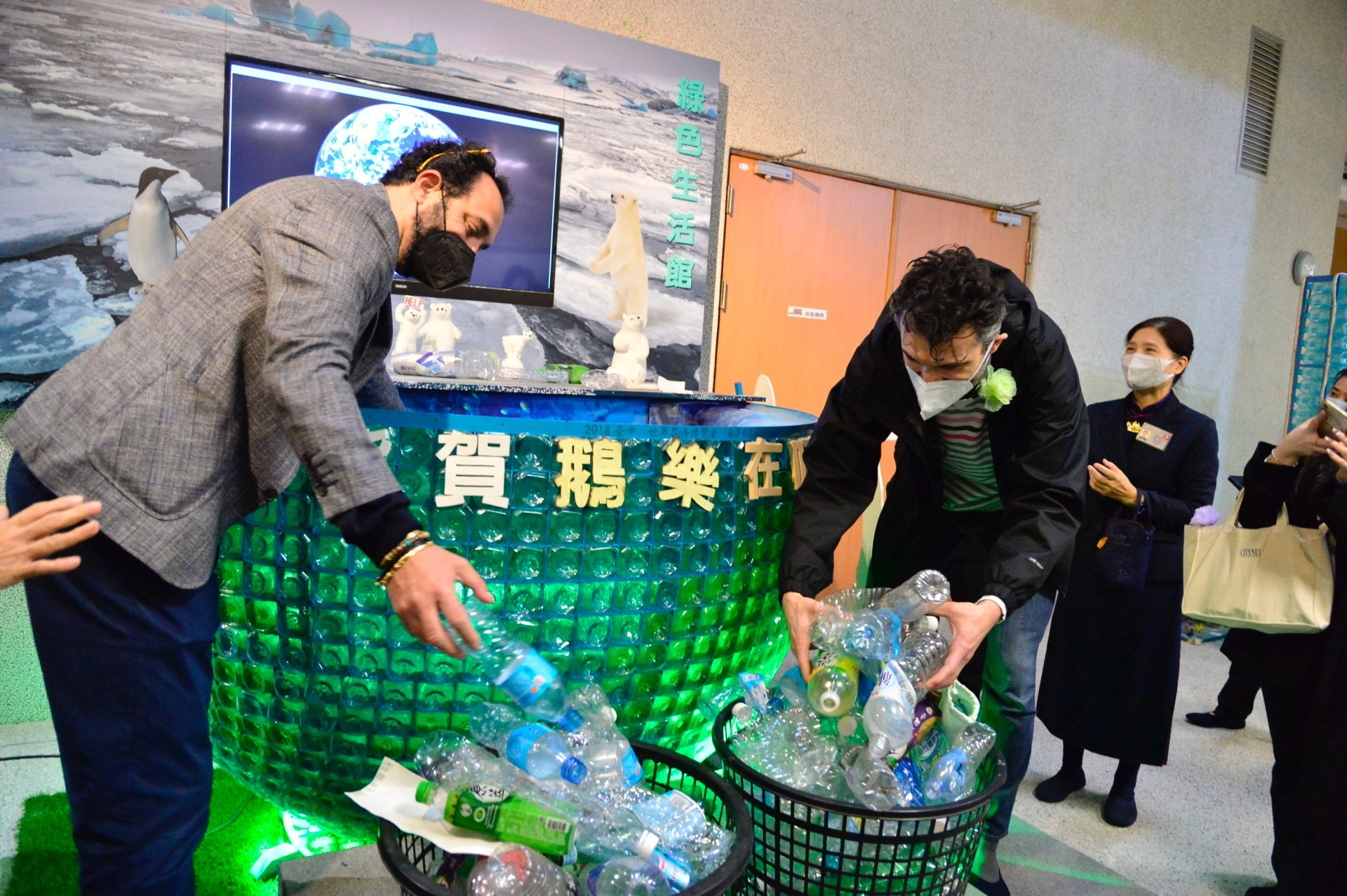 2月14日義大利普拉托市及歐盟委員會區域與都市政策總署參訪台中靜思堂，普拉托市長與副市長體驗回收寶特瓶。
