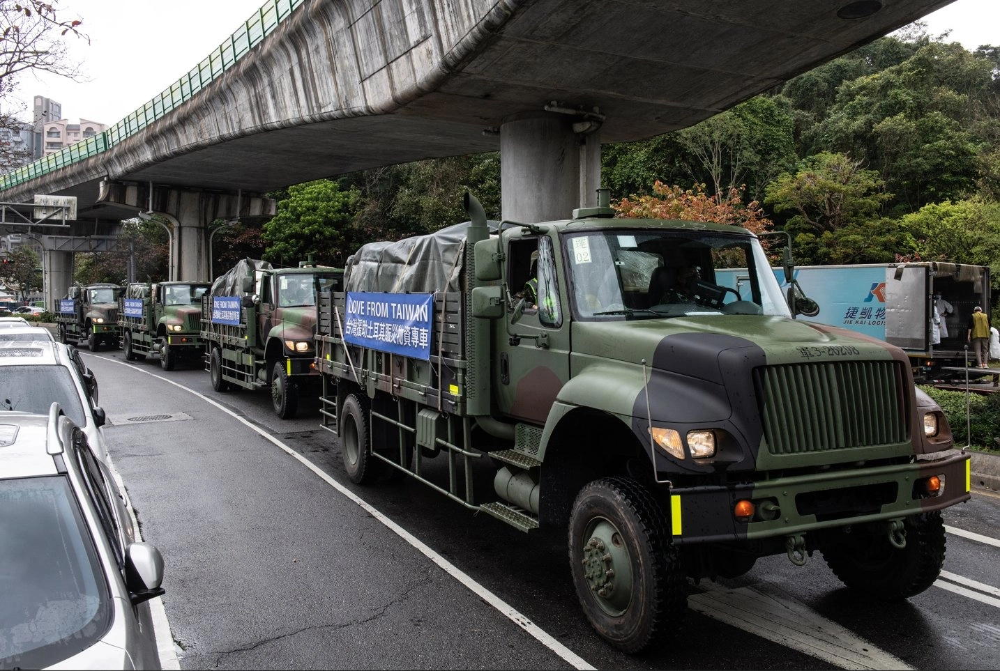 掛上「LOVE FROM TAIWAN台灣援助土耳其賑災專車」布條的軍車車隊出現在台北街頭。