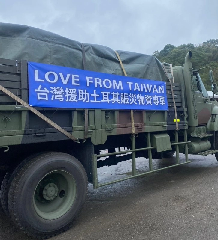 軍用卡車特地掛上「LOVE FROM TAIWAN台灣援助土耳其賑災專車」布條。