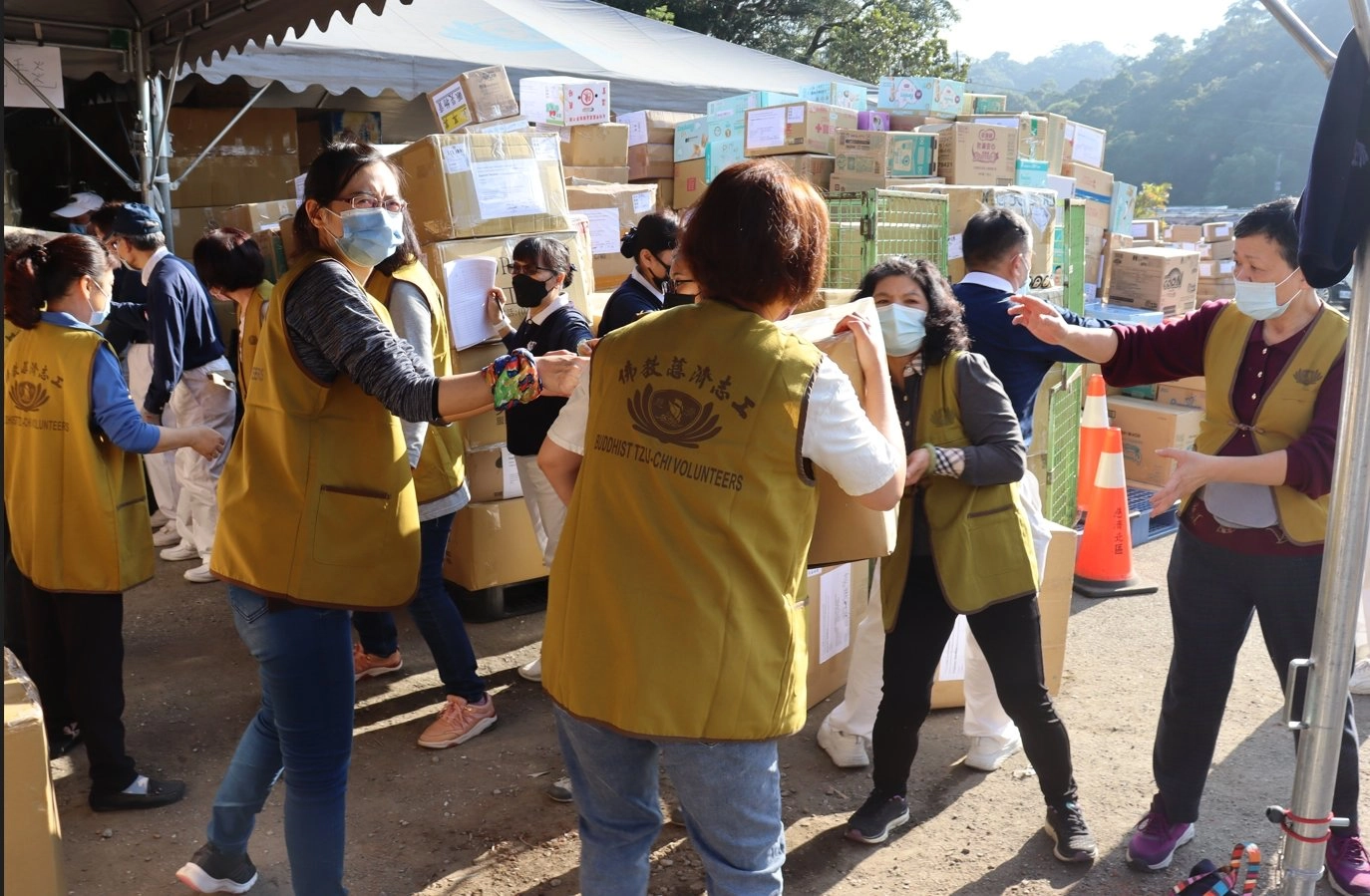 經統計自2月10日起至13日，志工打包大大小小各種物資已達11405箱、志工投入累計達5271人次。