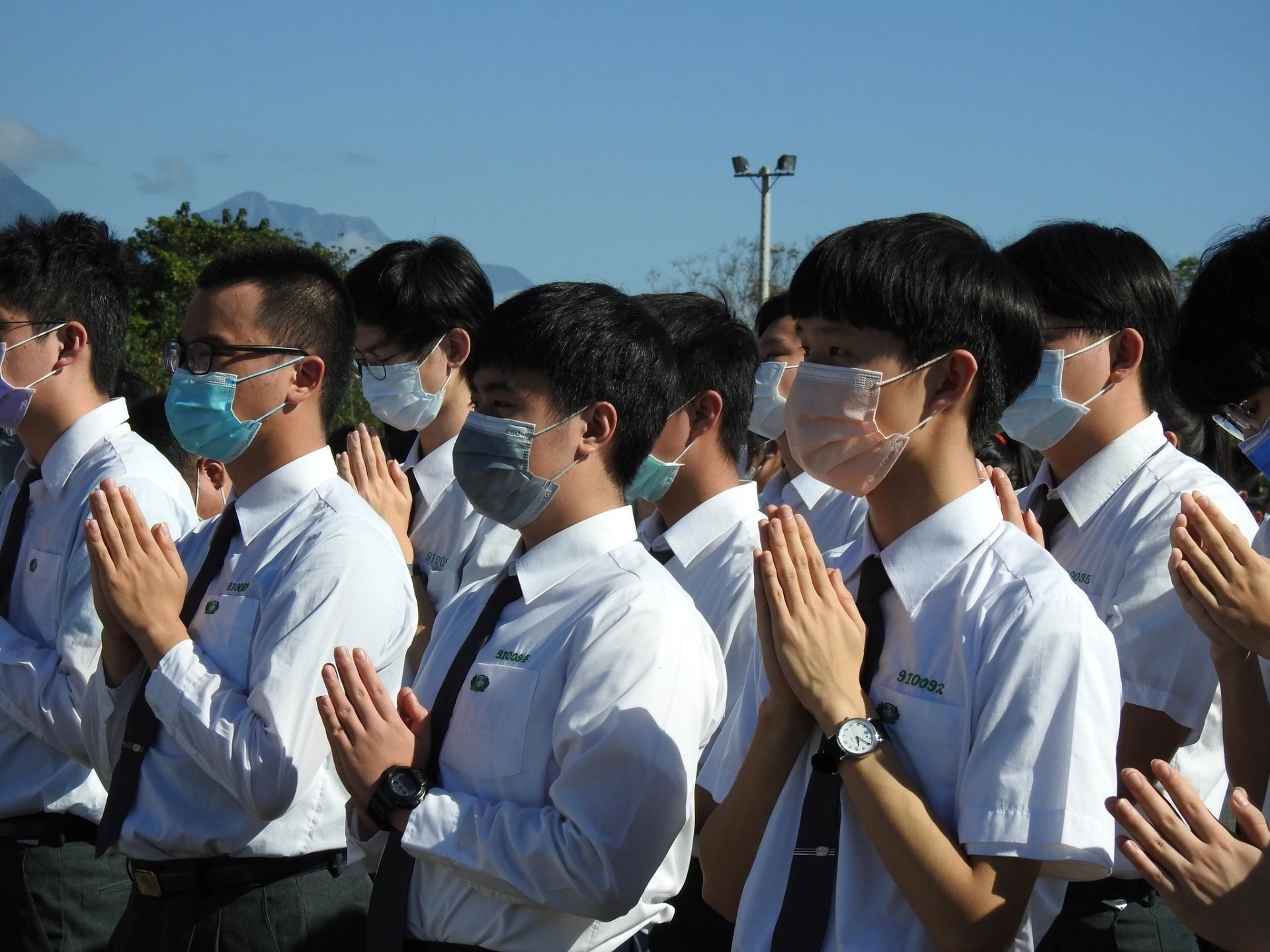 校長在開學典禮上帶領中學部全校師生為土耳其虔誠祈禱。