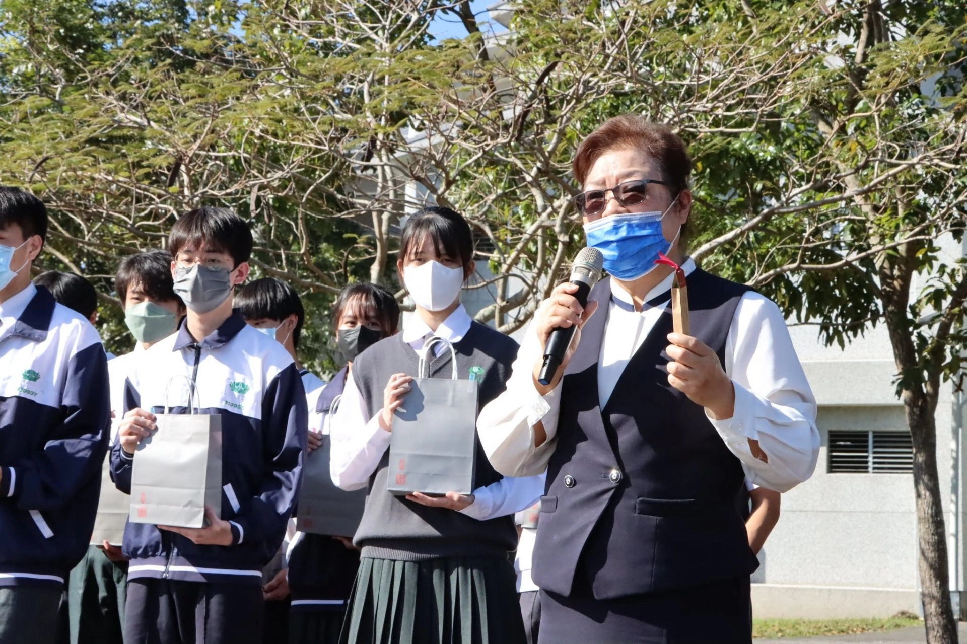 校長介紹大愛感恩製作的環保三合一大愛筆，校長提醒同學除了做好環保，愛大地最好的方式就是茹素。