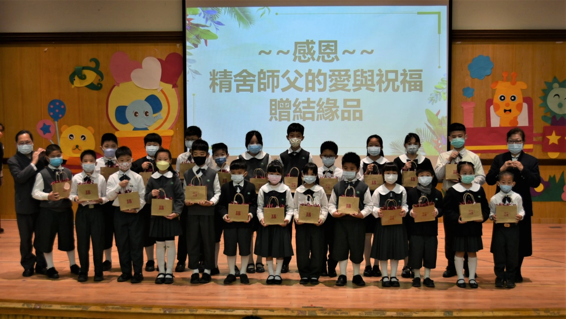 開學典禮，證嚴法師與靜思精舍師父送給孩子環保三色筆，除了愛自己愛他人之外也能成為愛大地的環保小尖兵。