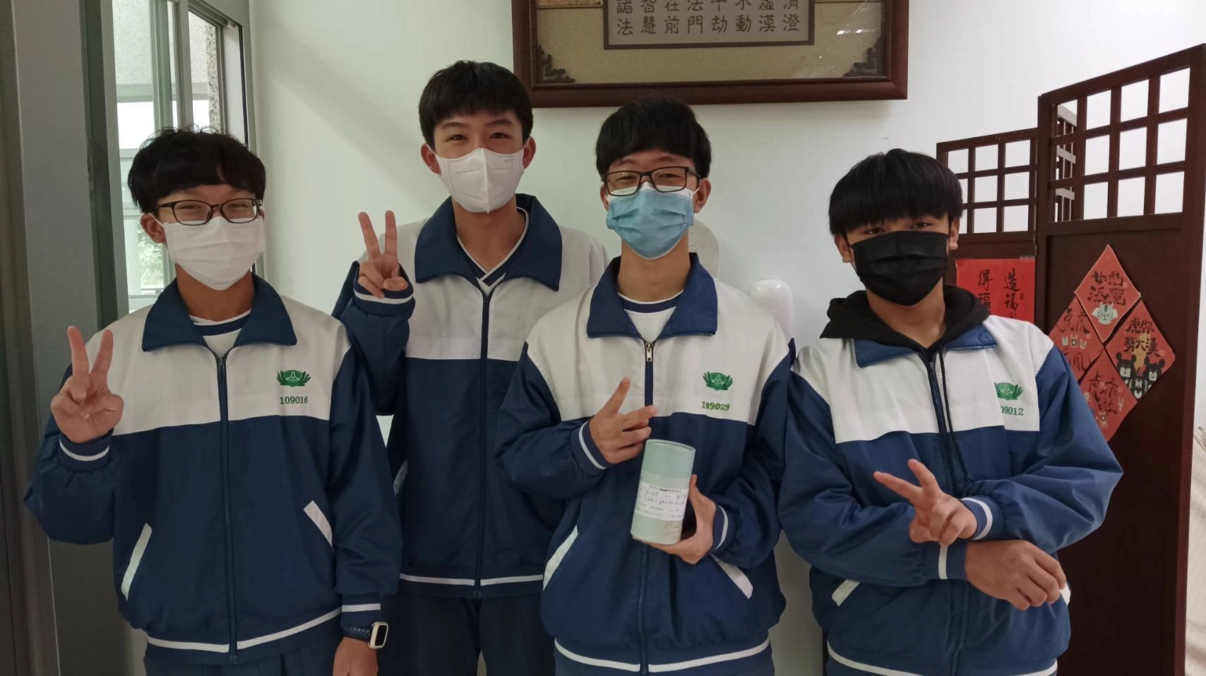 國三感恩薛宇錫（右二）捐出自己的竹筒，發揮螢火蟲力量幫助土耳其。