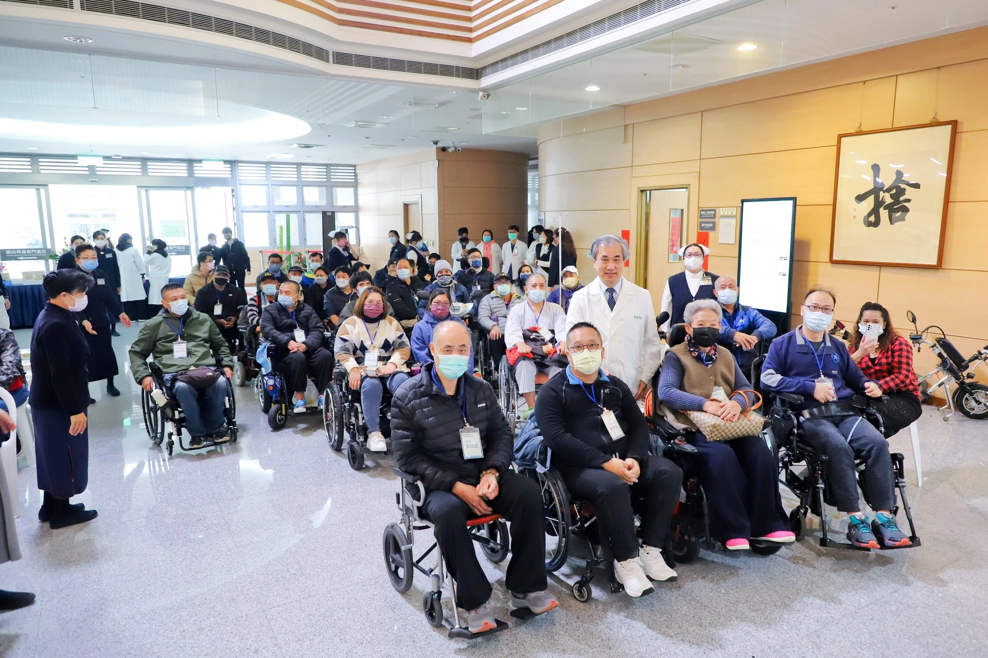 在慈濟醫療志業脊髓損傷醫療重建中心成立記者會中，來自臺灣各地的脊損傷友一早便已完成報到，和郭漢崇副執行長合影。