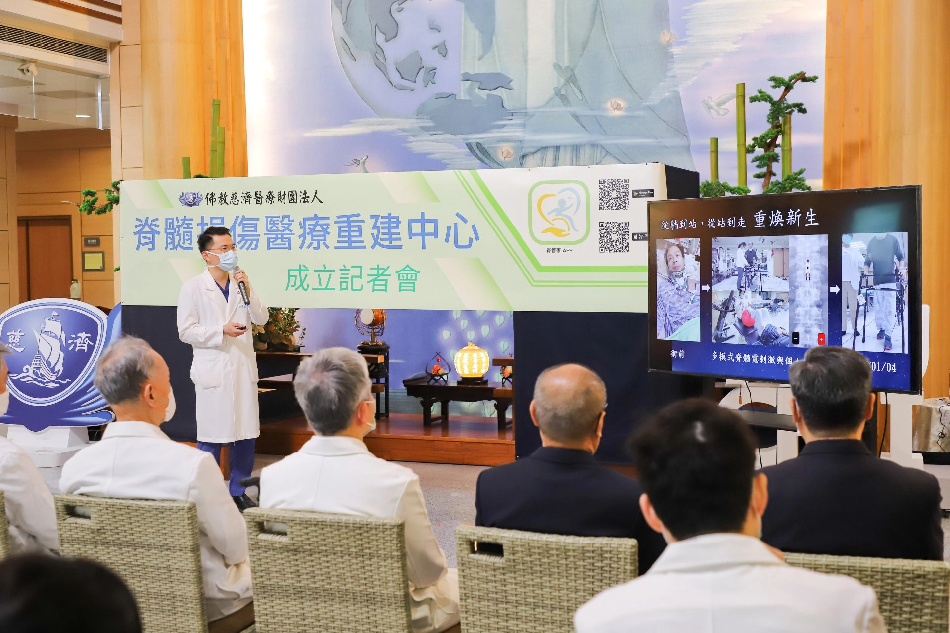 蔡昇宗主任透過與傷友一起努力從臥床到站起來走路的故事，除了引進細胞治療、脊髓電刺激等新療法，病友復建的毅力令人佩服。