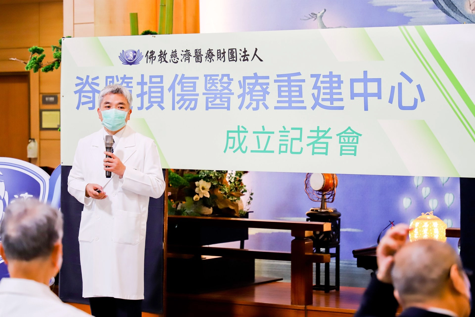 復健醫學部主任梁忠詔與傷友的情誼早已超過醫病之間，他帶領的團隊是傷友最好的指導老師與啦啦隊。