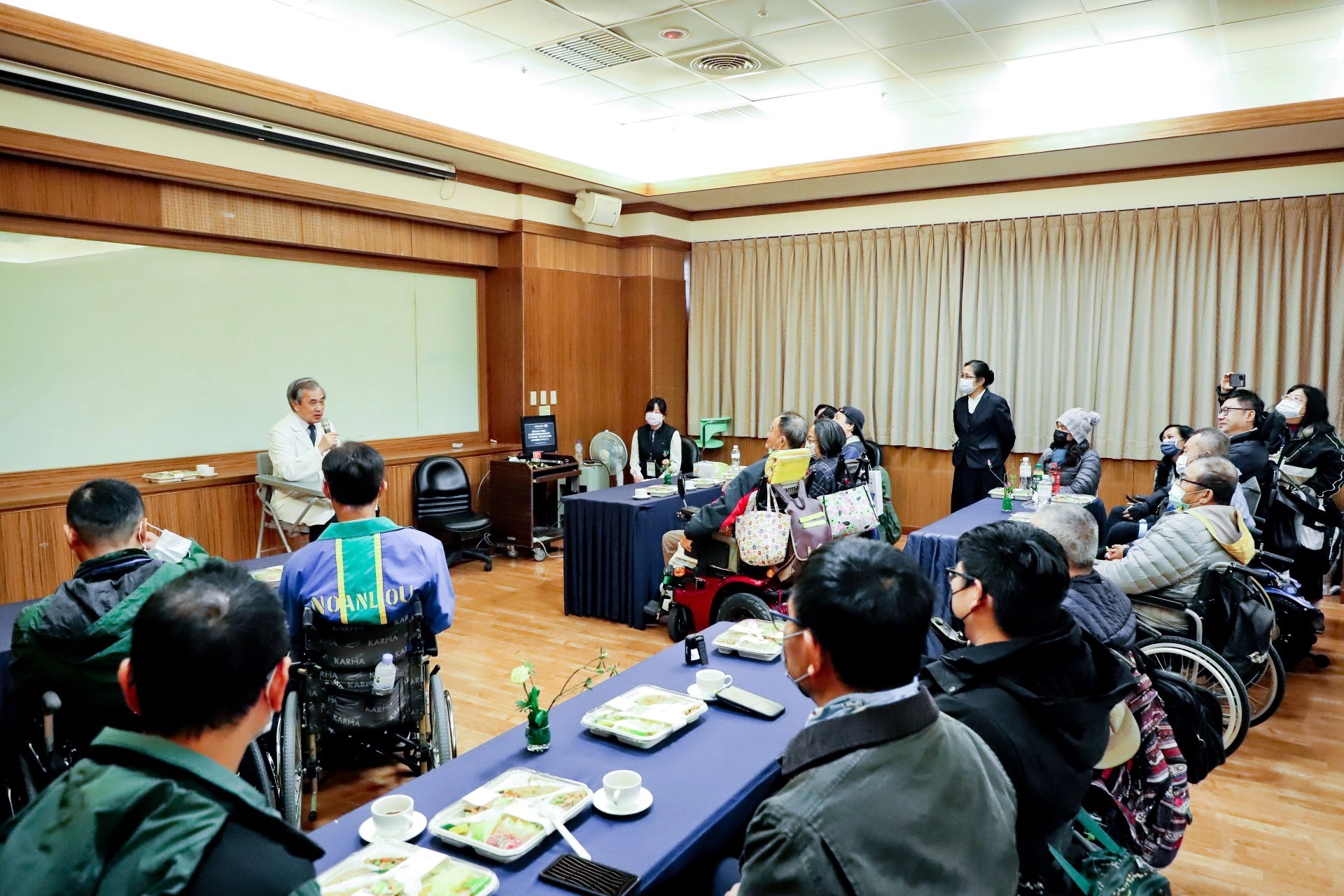 中午餐敘，郭漢崇副執行長持續與傷友交流，了解各地傷友的需求。