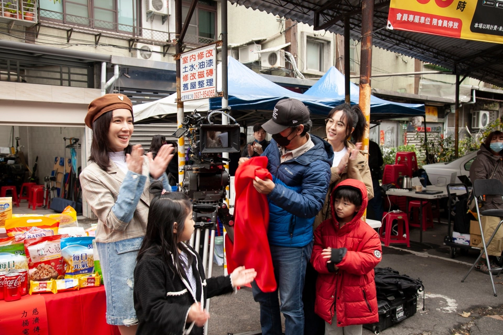 大愛劇《打怪任務》開鏡儀式出席：小薰(左起)、導演洪伯豪、魏蔓與小朋友演員