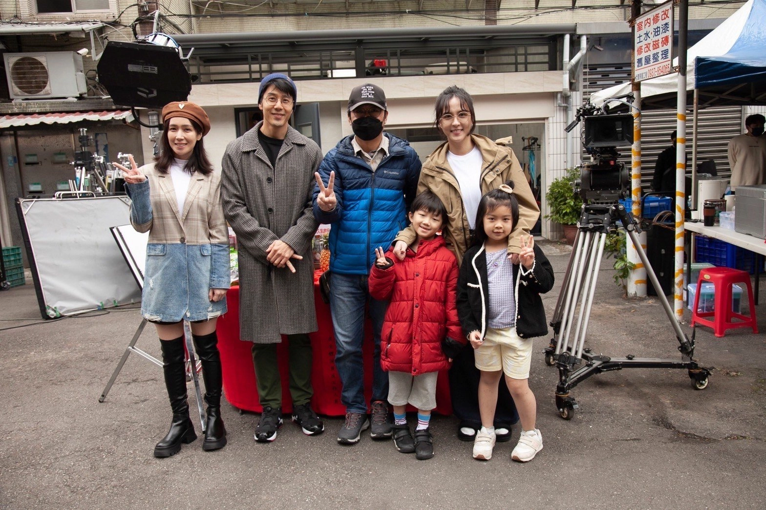 大愛劇《打怪任務》小薰(左起)、胡宇威、導演洪伯豪、魏蔓、小朋友演員