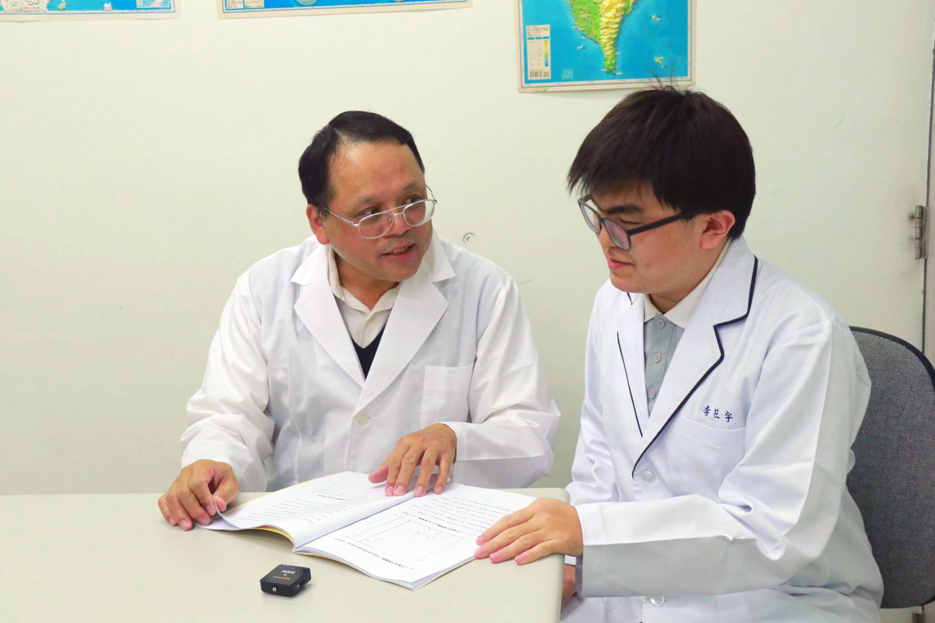 李芢宇同學跟著胡安仁教授進行質譜檢驗相關技術