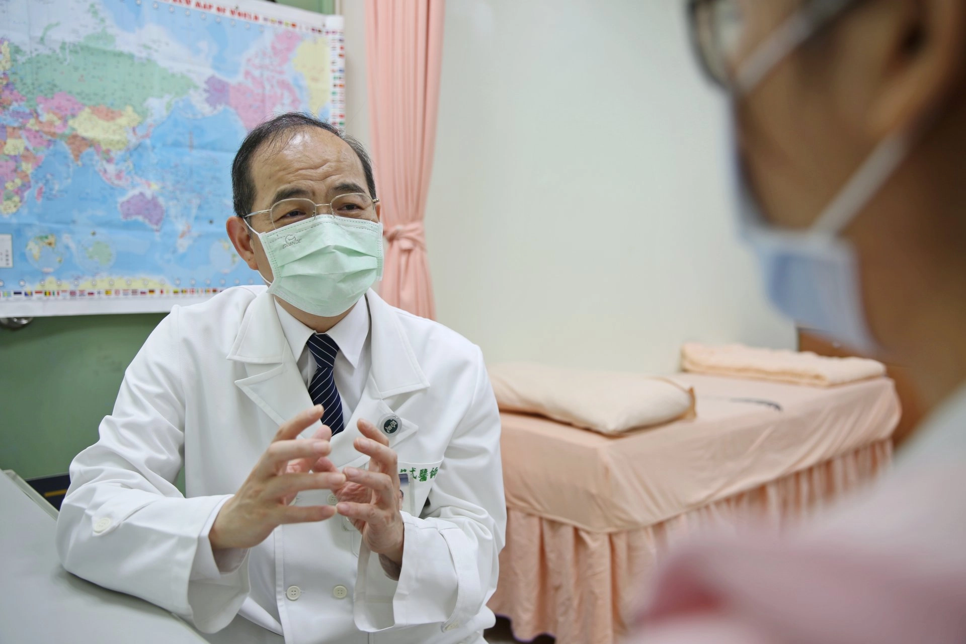 花蓮慈濟醫院家庭醫學部主任葉日弌表示，若是有三高、慢性疾病如高血脂、糖尿病，或是運動中曾出現身體不適的民眾，建議進行重度運動前，為自己安排健康檢查，保護自身的健康。