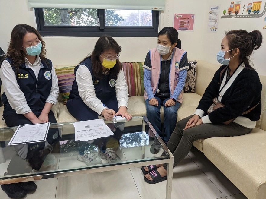 失聯移工自行至移民署臺中市第一服務站辦理裁罰準備返國