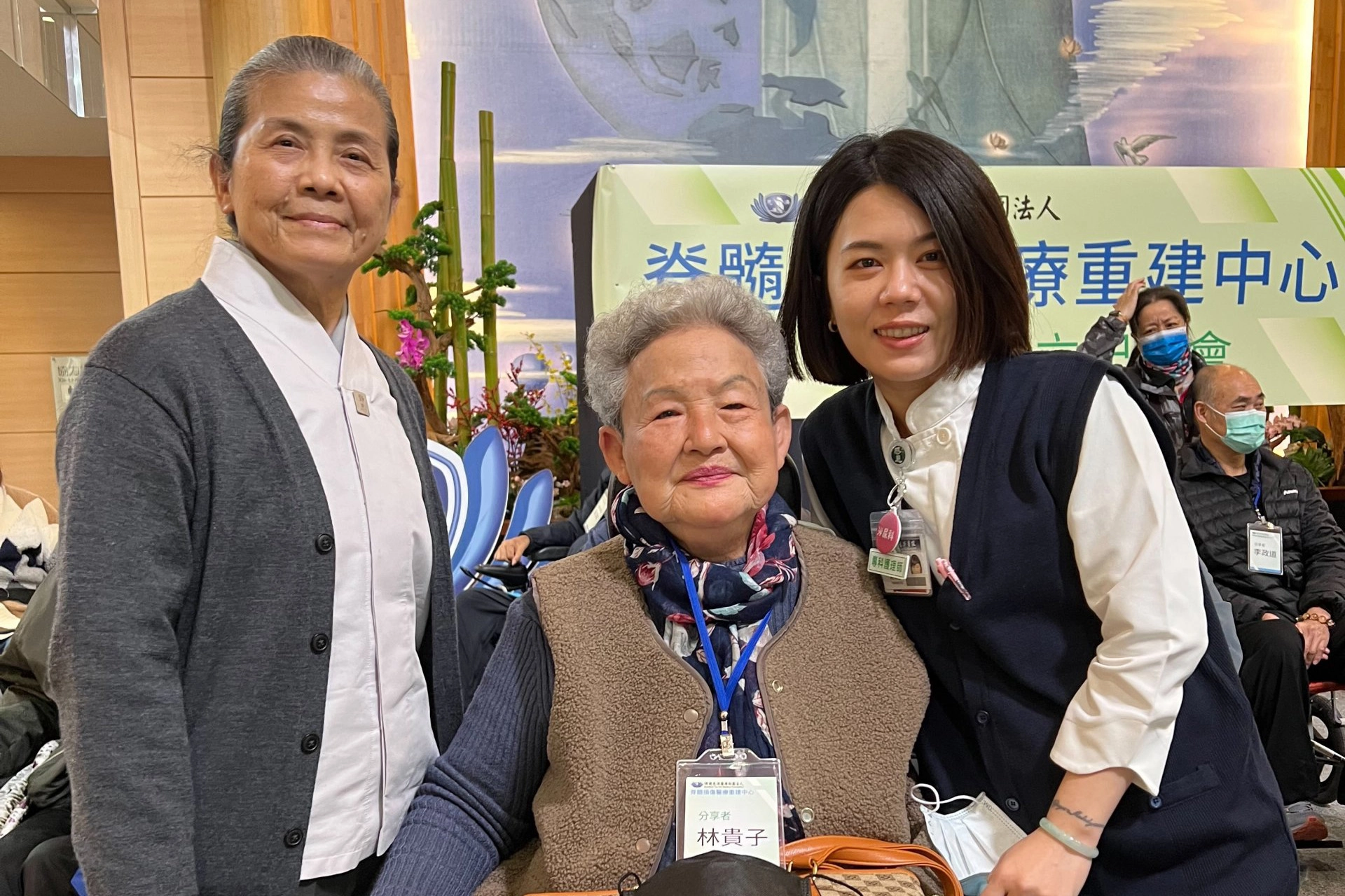 林貴子也趁此行來拜會她的好友顏靜曦(左一，顏惠美)師姊，回想過去在各縣市辦活動，總是請顏師姊號召各地社區志工幫忙，她對慈濟充滿感恩。