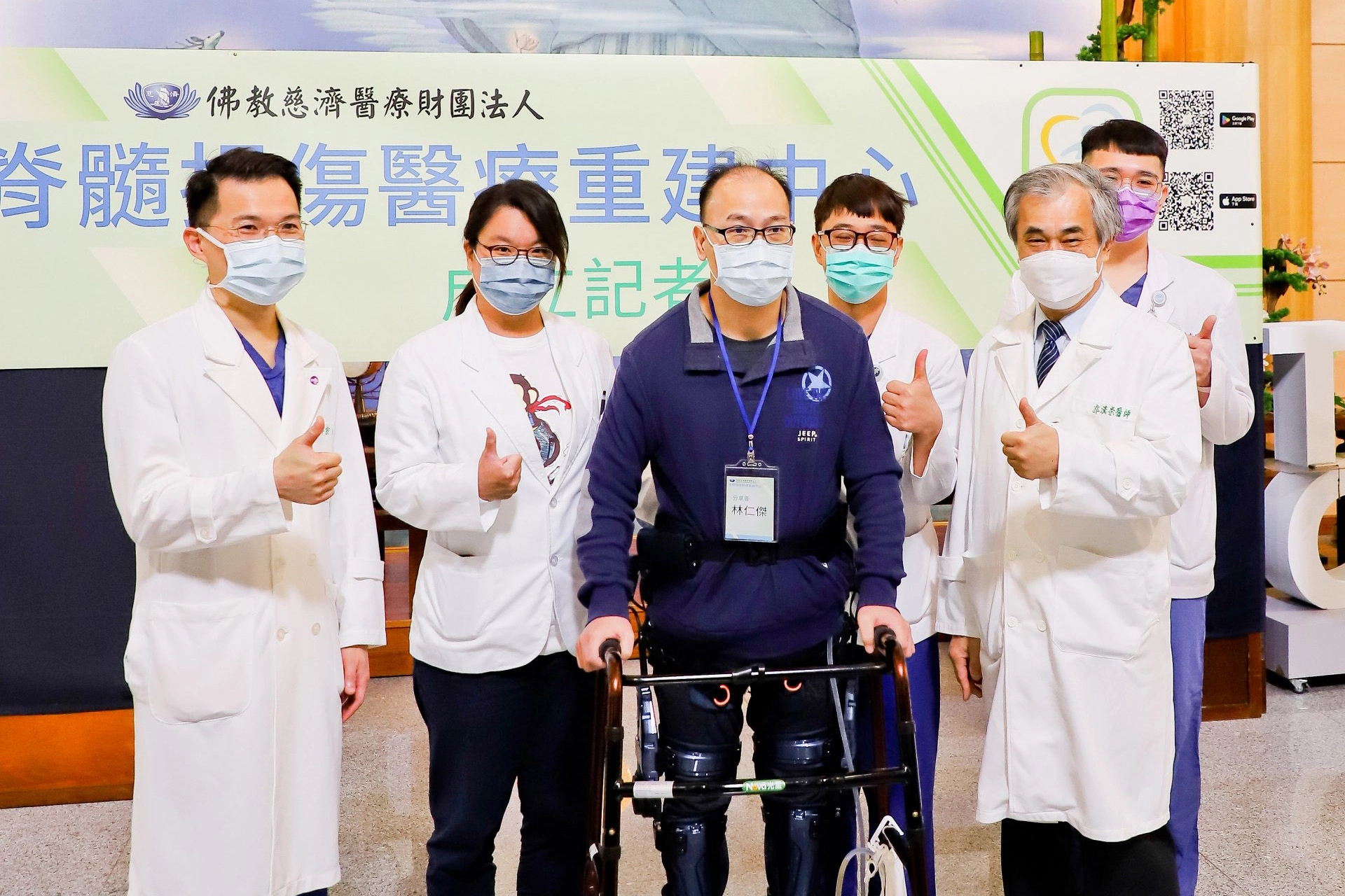 最近自臺東回診的林仁傑（左三）感恩慈濟醫院團隊與家人的愛，陪伴他見證奇蹟。歡喜與蔡昇宗主任（左一）、郭漢崇副執行長（右一）等人合照。