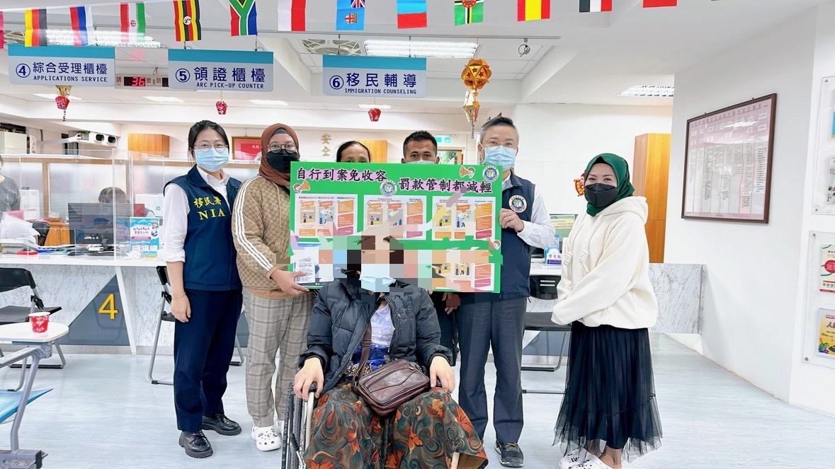 宜蘭縣服務站同仁偕同印尼同鄉姊妹共同推動擴大逾期外來人士自行到案專案。