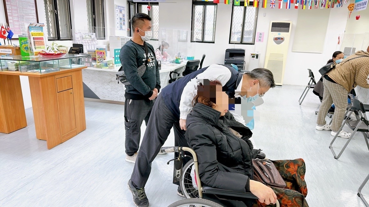 宜蘭縣服務站現場協助印尼重症移工辦理自行到案情形。