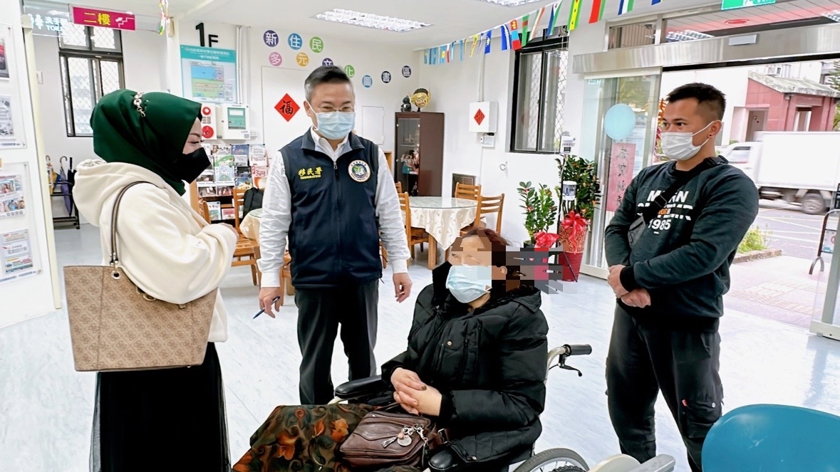 宜蘭縣服務站現場協助印尼重症移工辦理自行到案情形。