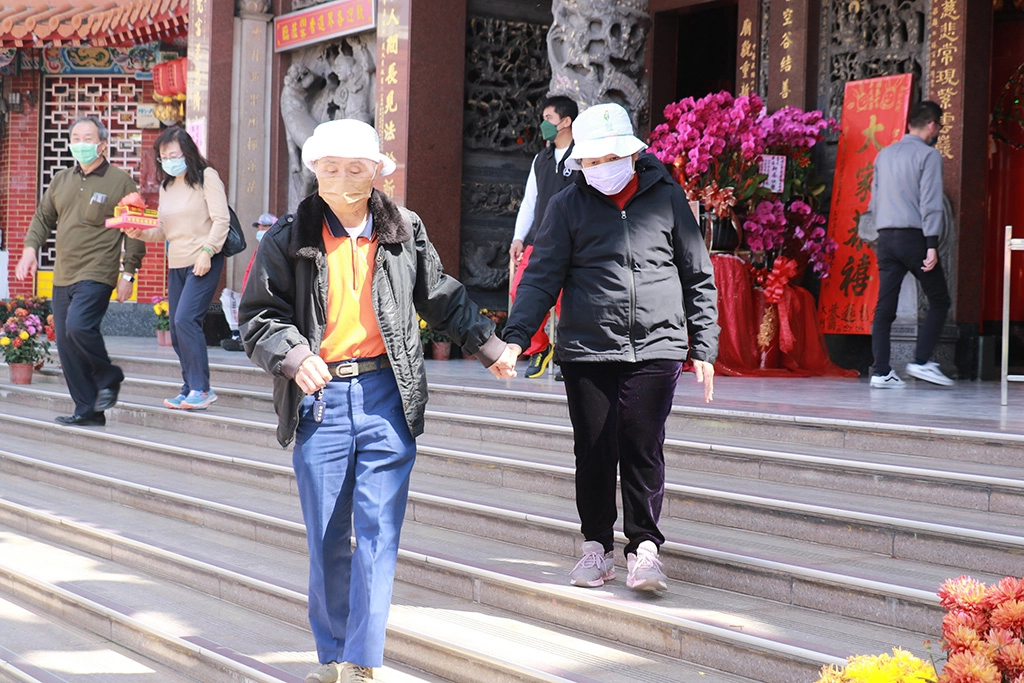 家屬張先生（左）很感謝慈濟的安排，讓夫妻倆可以安心出遊。