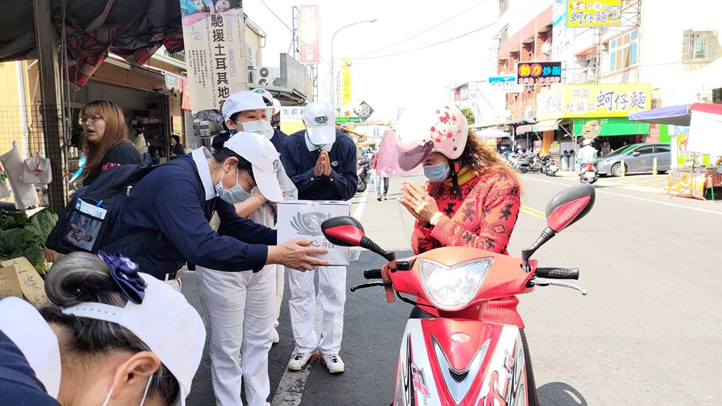 街頭募款中路過的民眾熱情為受災的人盡一分心力。