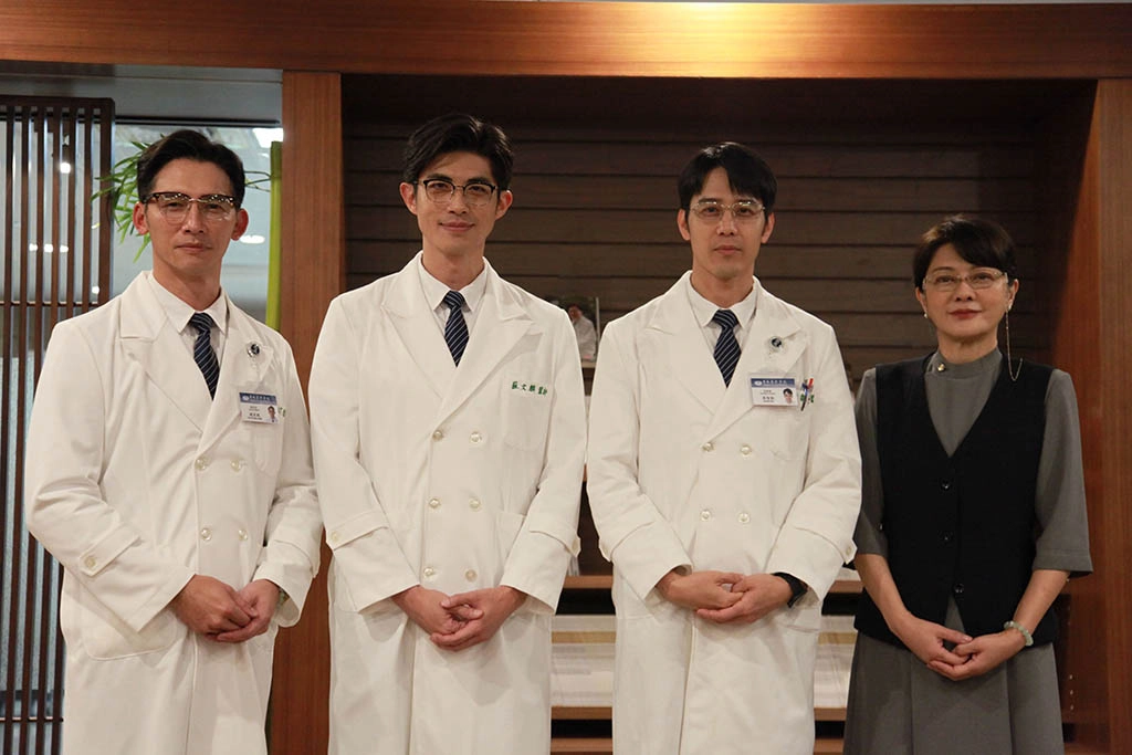 温昇豪(左)、梁正群、胡宇威、葛蕾共同演出《打怪任務》