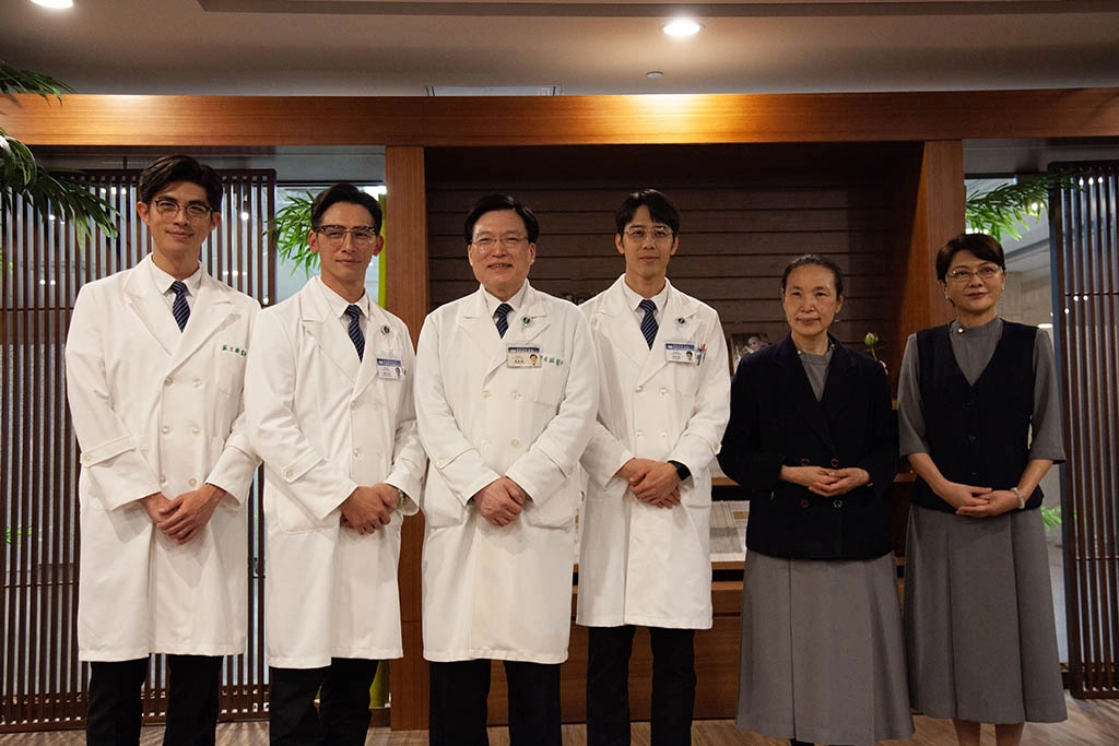 臺北慈濟醫院趙有誠院長(左3)與喬麗華主秘前來《打怪任務》拍攝現場